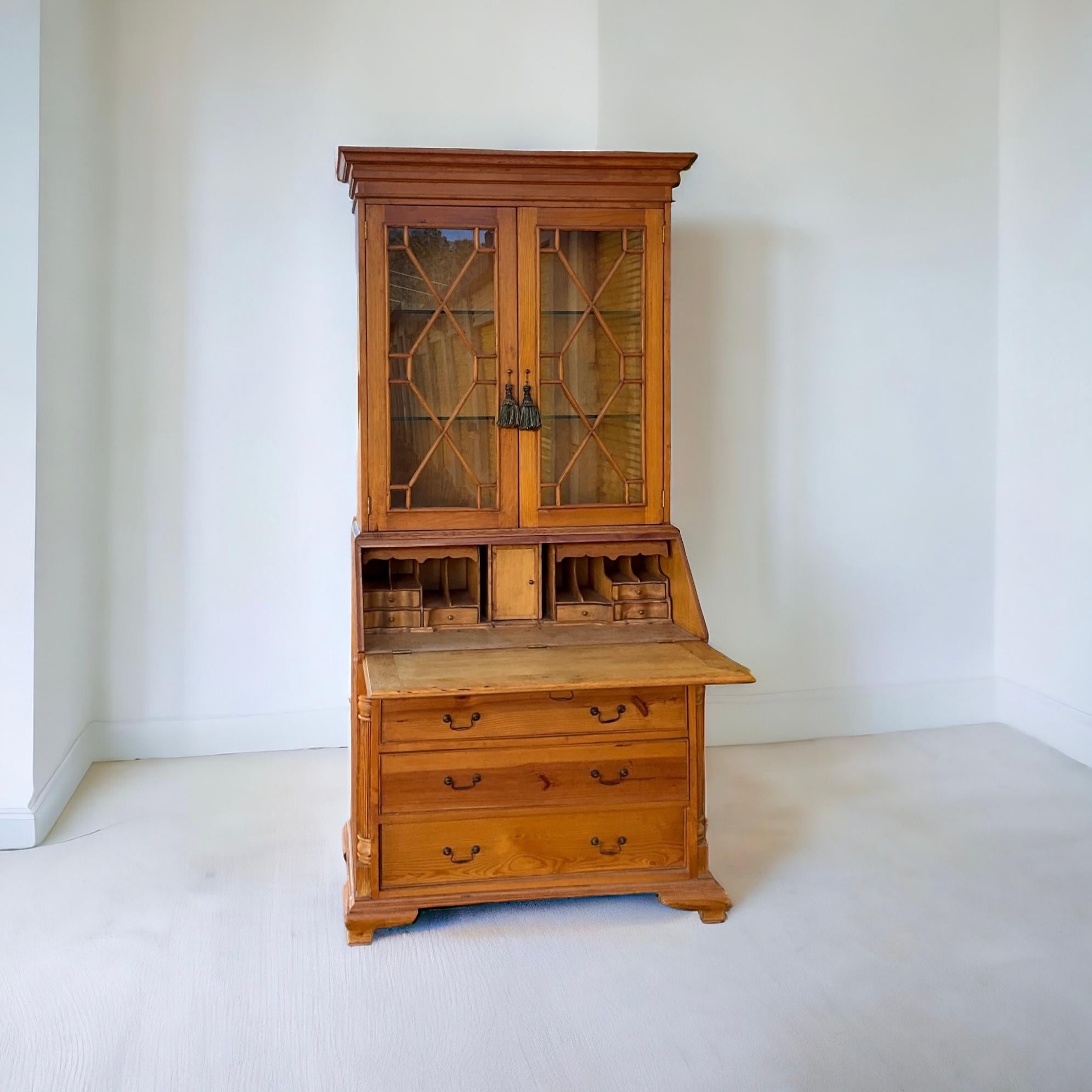 Englischer Sekretär-Schreibtisch aus Kiefernholz im chinesischen Chippendale-Stil aus der Mitte des Jahrhunderts  im Angebot 3
