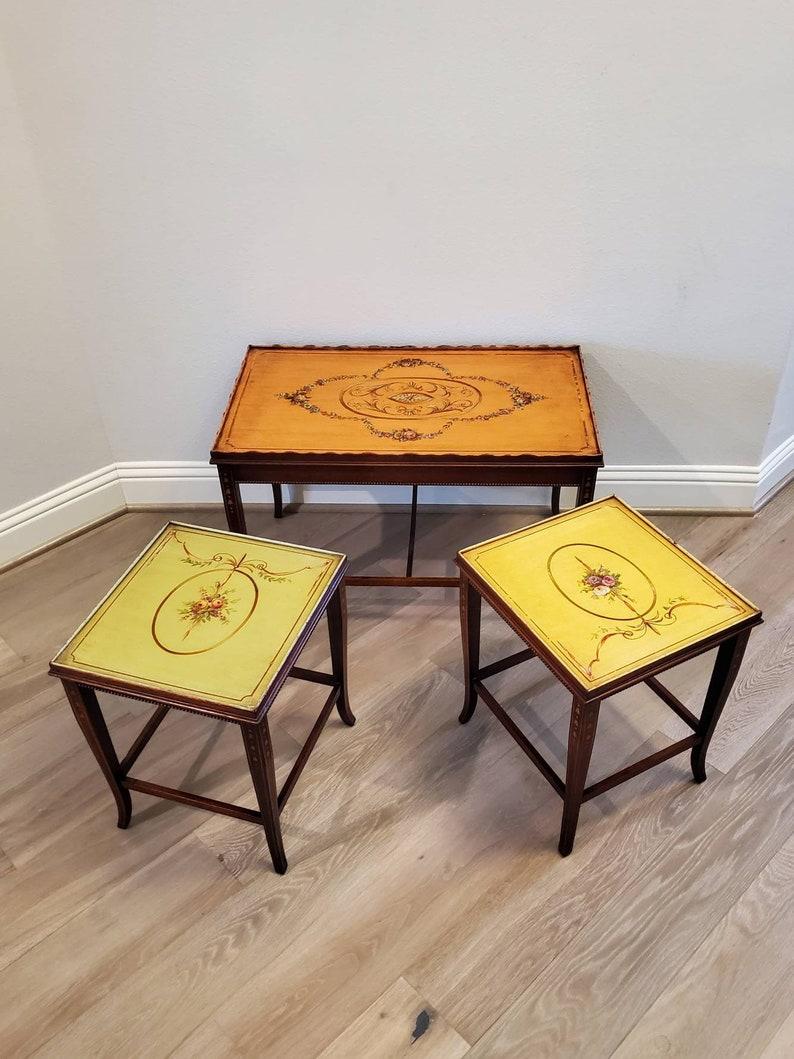20th Century Mid-Century English Regency Adam Style Mahogany Nesting Tables, Set of 3 For Sale