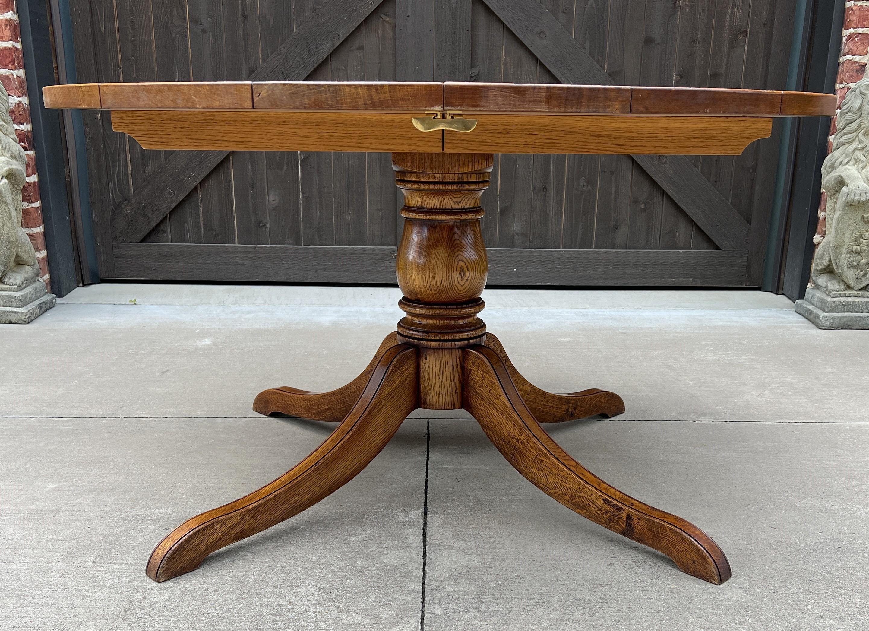 Midcentury English Round/Oval Dining Table Pedestal Base with Leaf Oak, c. 1940s In Good Condition In Tyler, TX
