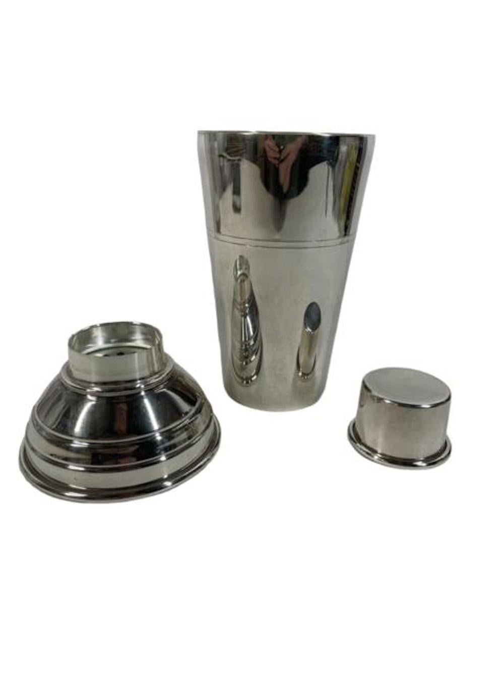 Englischer Cocktailshaker aus Silberblech aus der Mitte des Jahrhunderts mit eingeschnittenem Liniendekor. Gekennzeichnet mit Cooper Ludlum.