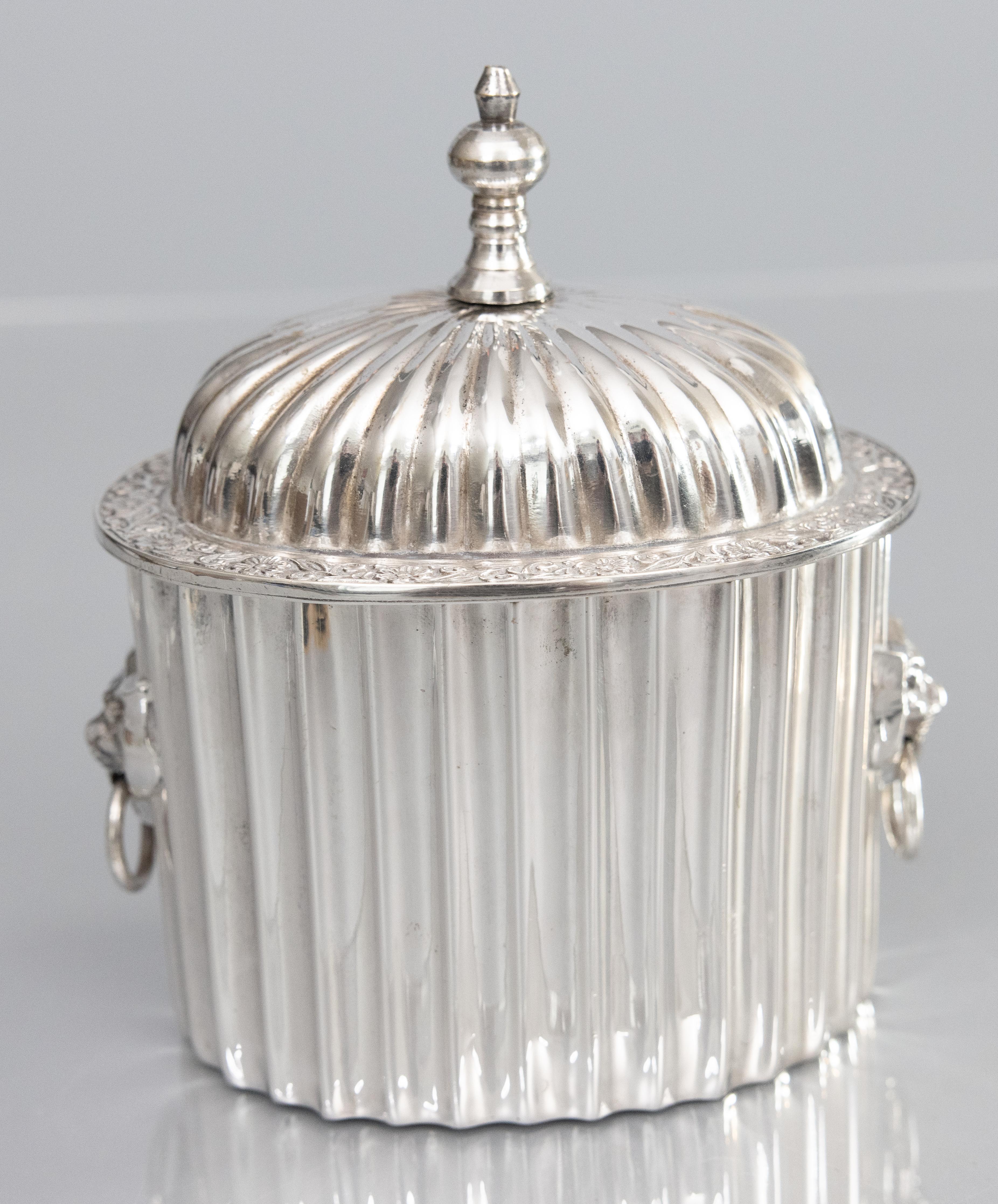 Porta tè in argento inglese di metà secolo con manici di leone in vendita 3