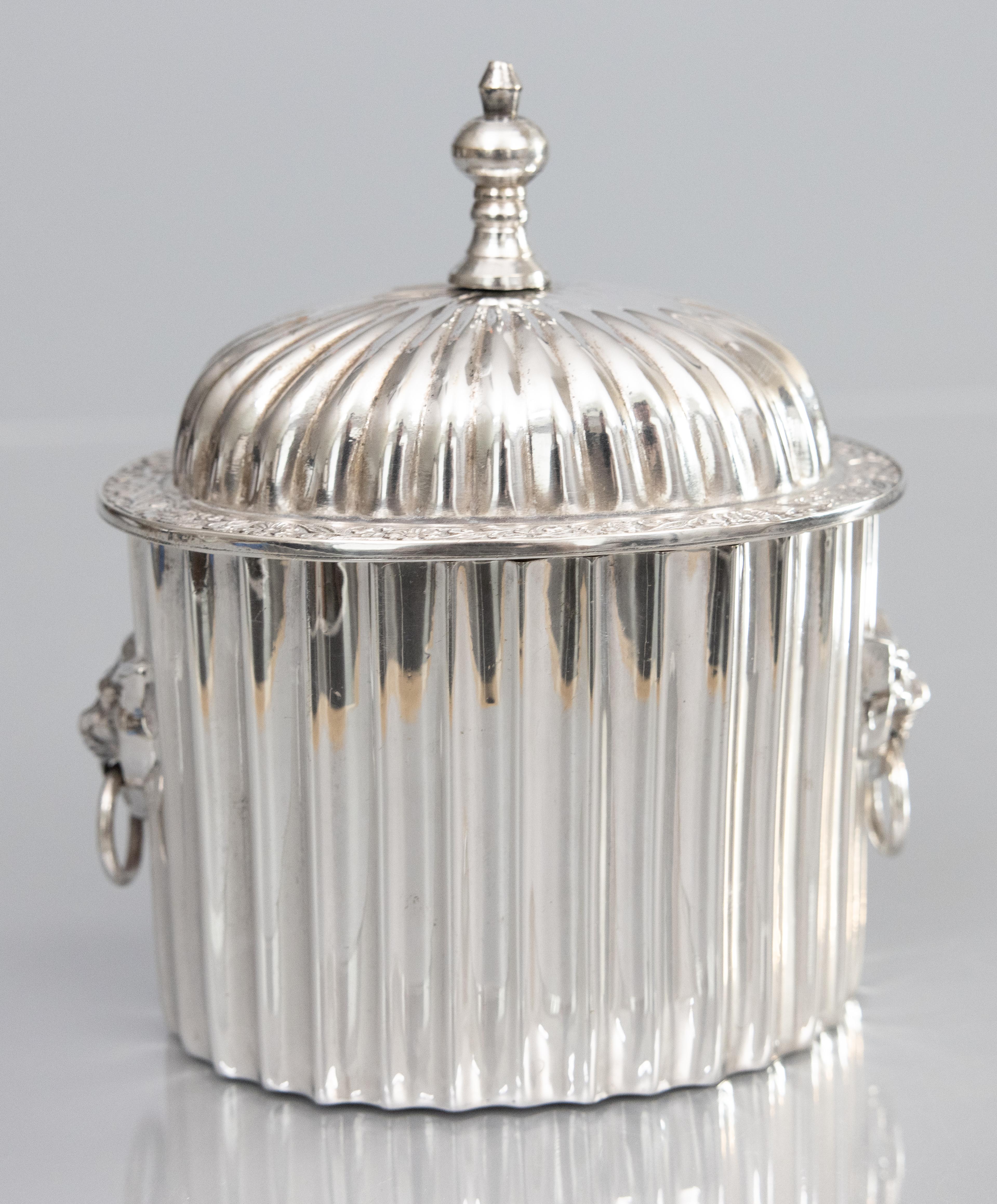 Un grazioso contenitore da tè o barattolo di biscotti inglese d'epoca in silverplate con coperchio a cerniera, circa 1950. Nessun marchio di fabbrica. Questa scatola di qualità pregiata ha un bellissimo design a decorazioni, dettagli floreali e