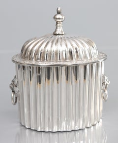 Cuchara de té inglesa de mediados de siglo, plateada, con asas de león