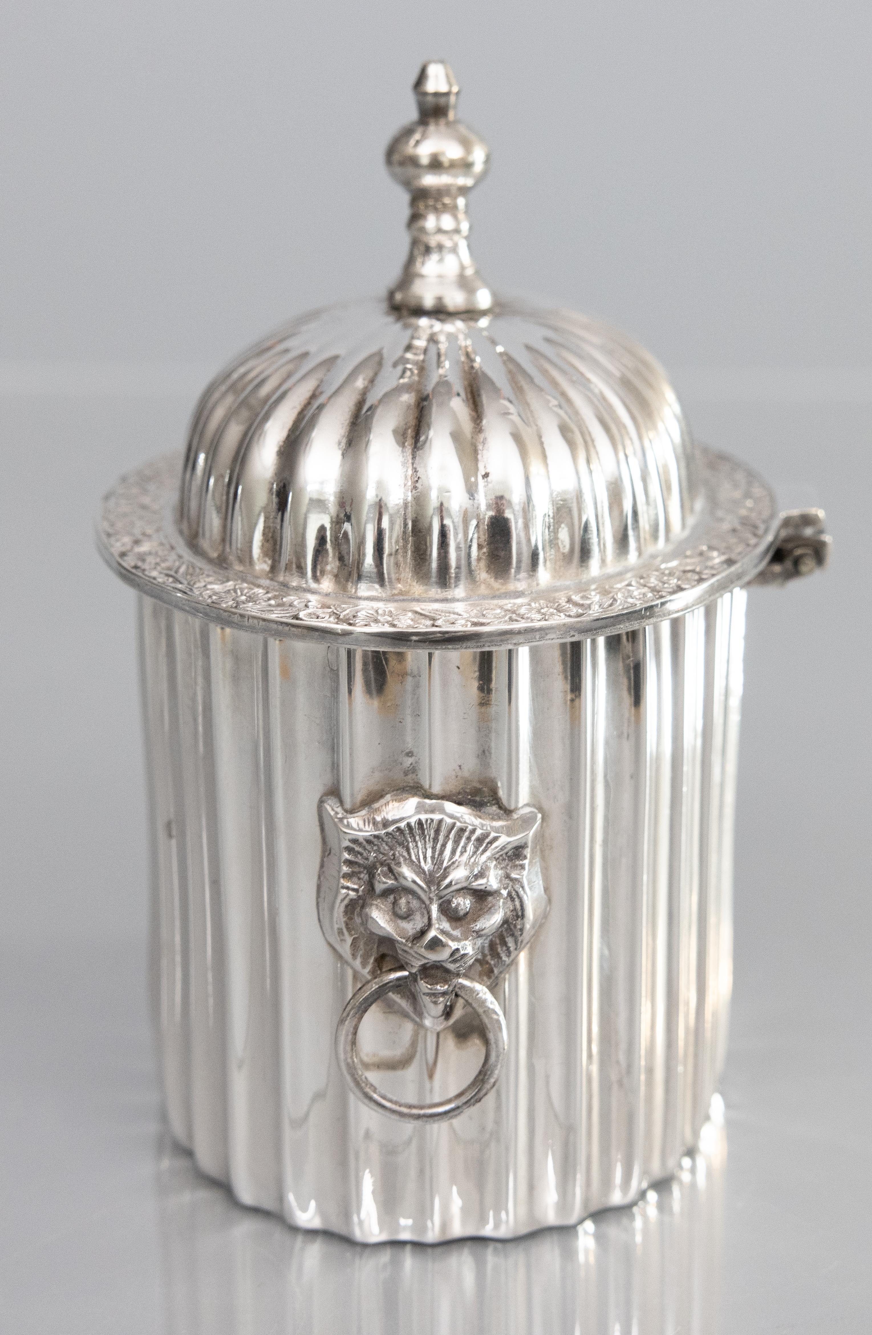 Britannico Porta tè in argento inglese di metà secolo con manici di leone in vendita