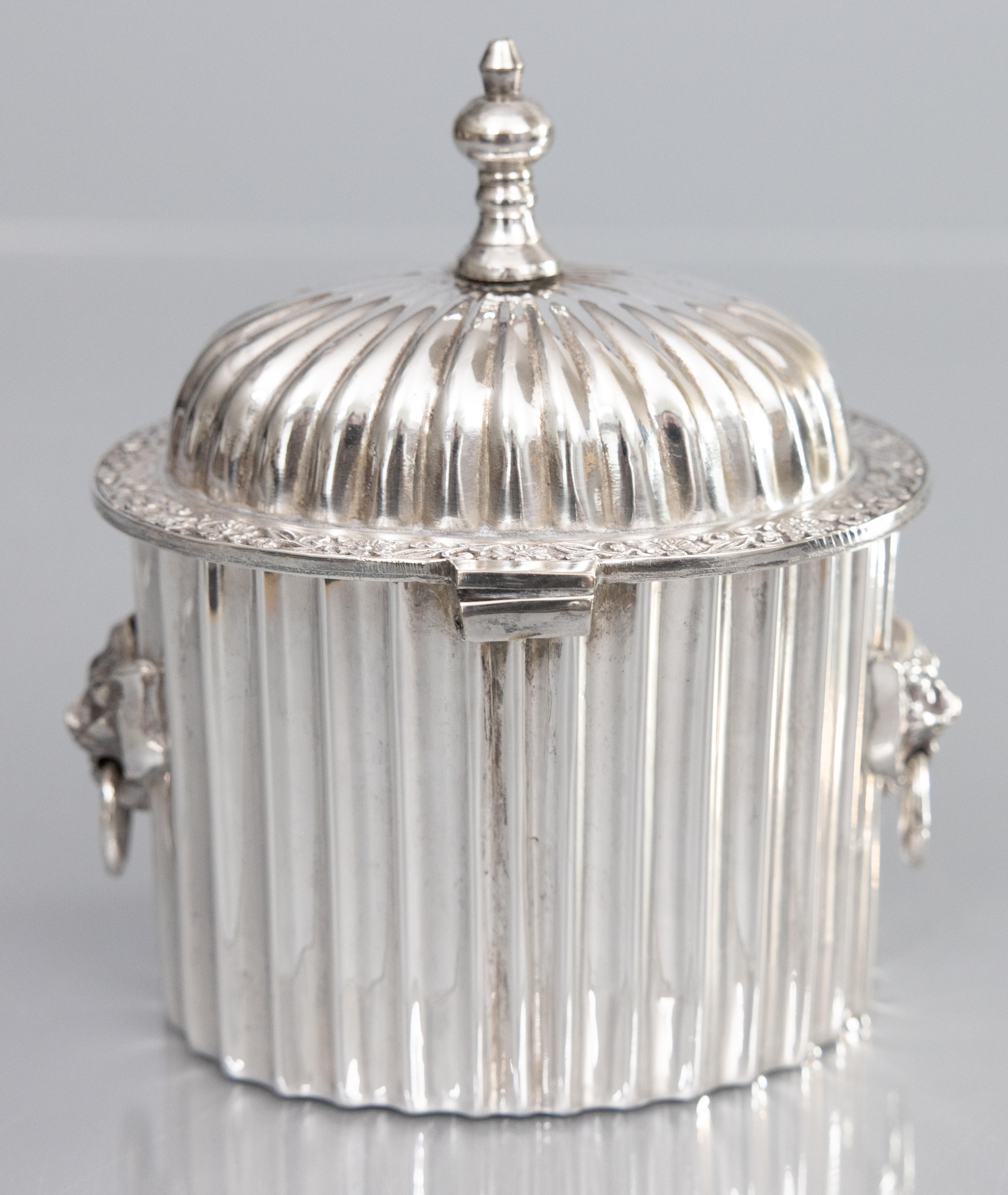 Placcato Porta tè in argento inglese di metà secolo con manici di leone in vendita