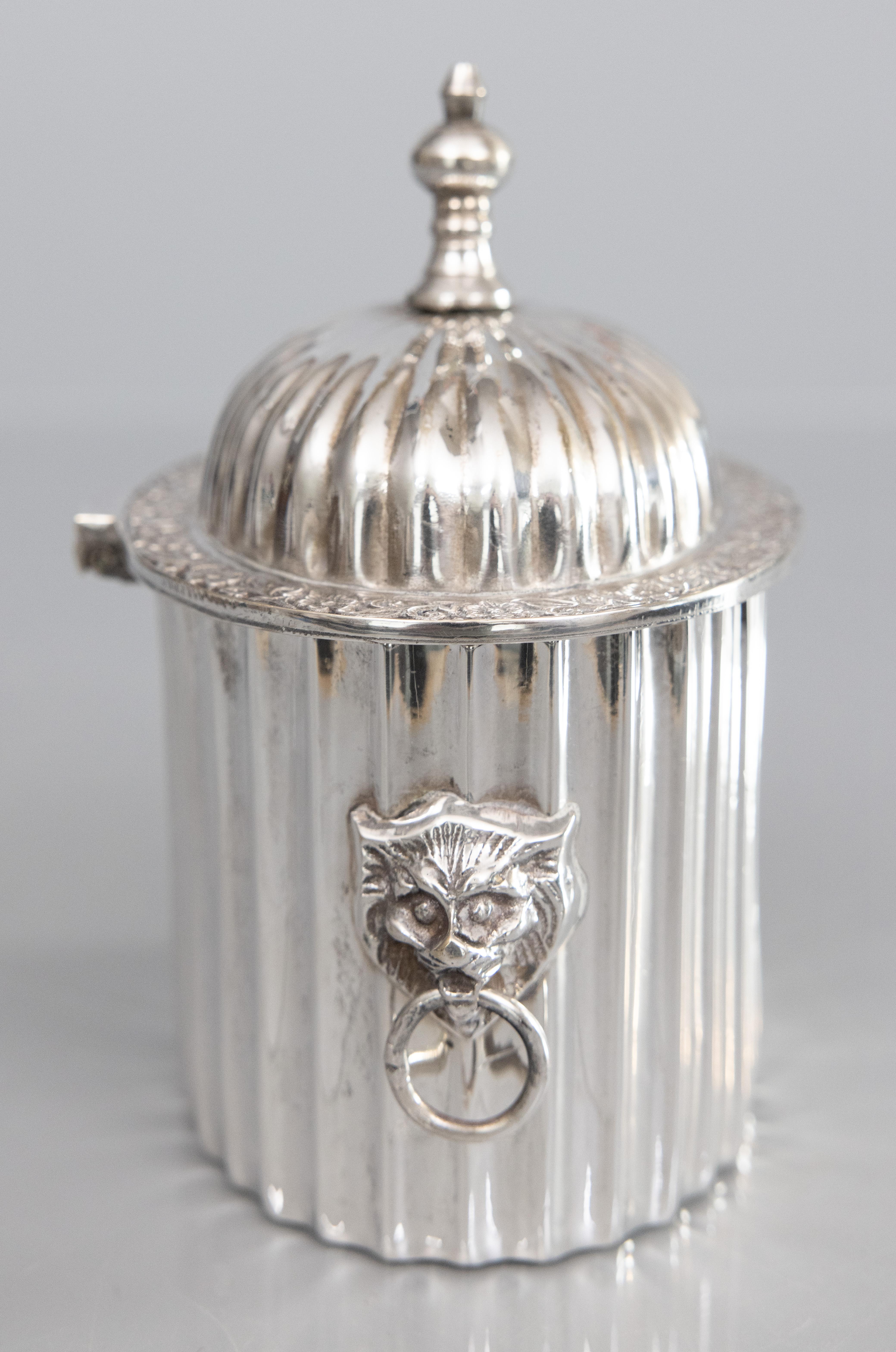 Porta tè in argento inglese di metà secolo con manici di leone In condizioni buone in vendita a Pearland, TX