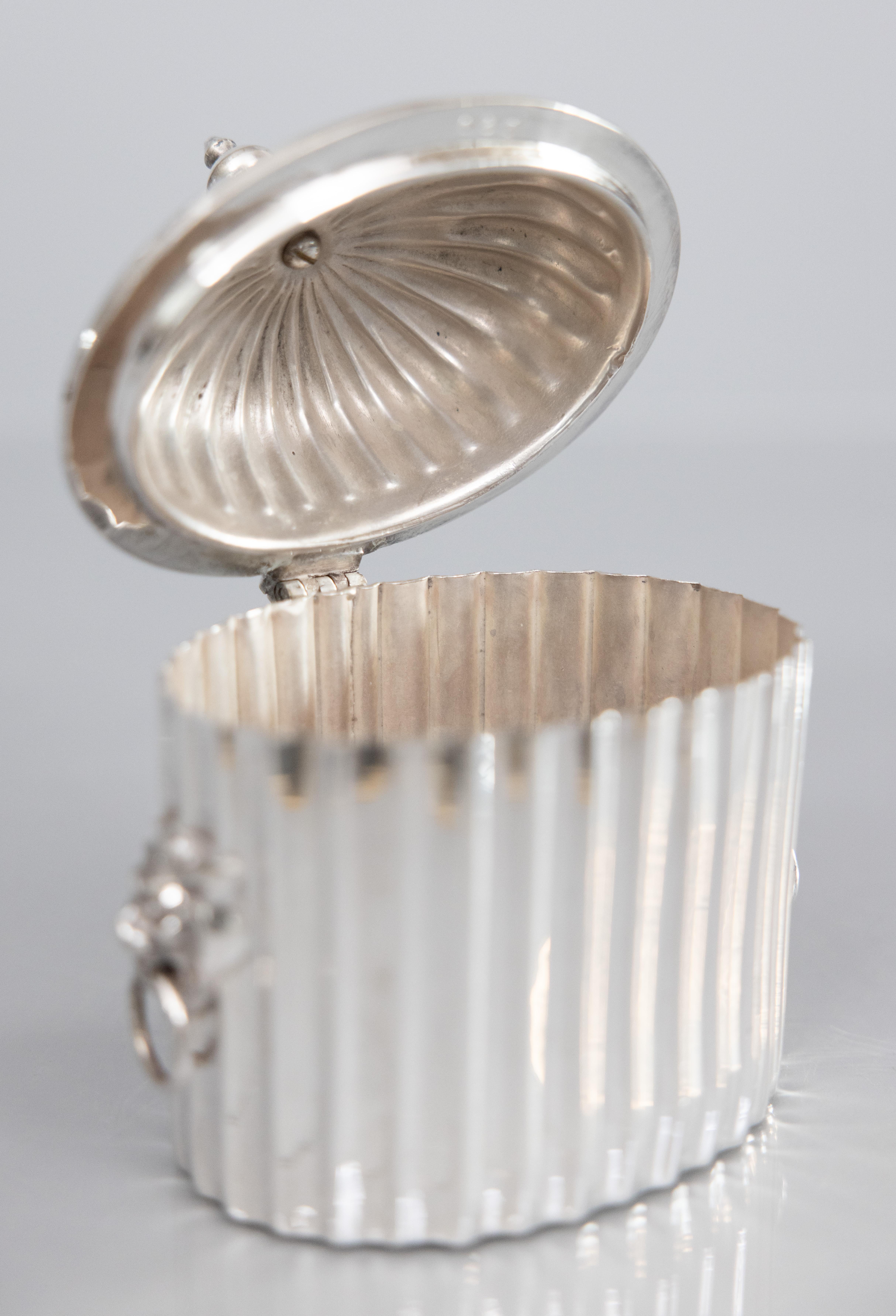 Metà XX secolo Porta tè in argento inglese di metà secolo con manici di leone in vendita