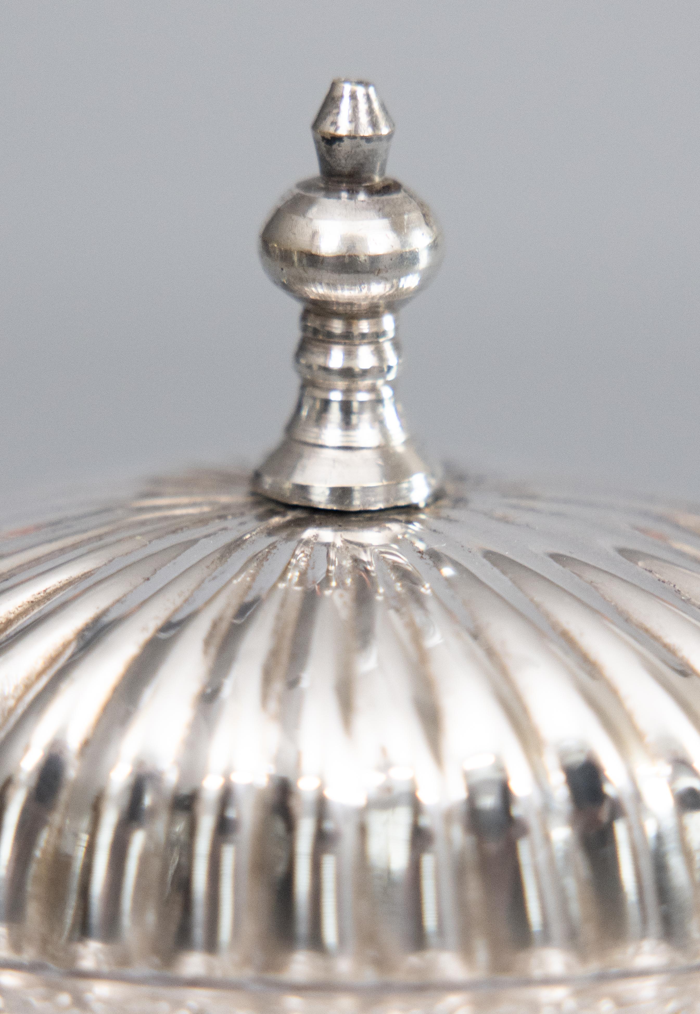 Porta tè in argento inglese di metà secolo con manici di leone in vendita 1