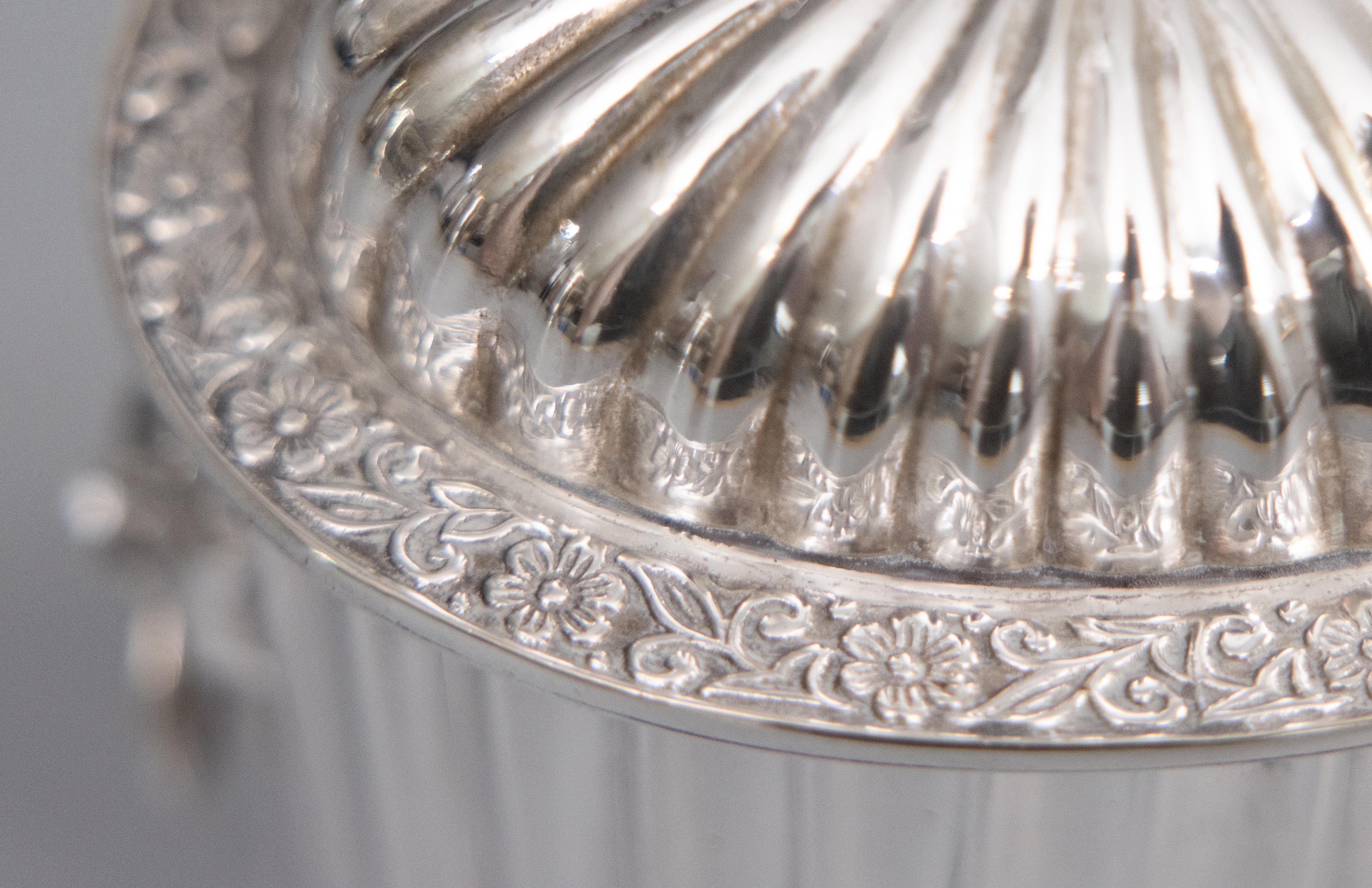 Porta tè in argento inglese di metà secolo con manici di leone in vendita 2