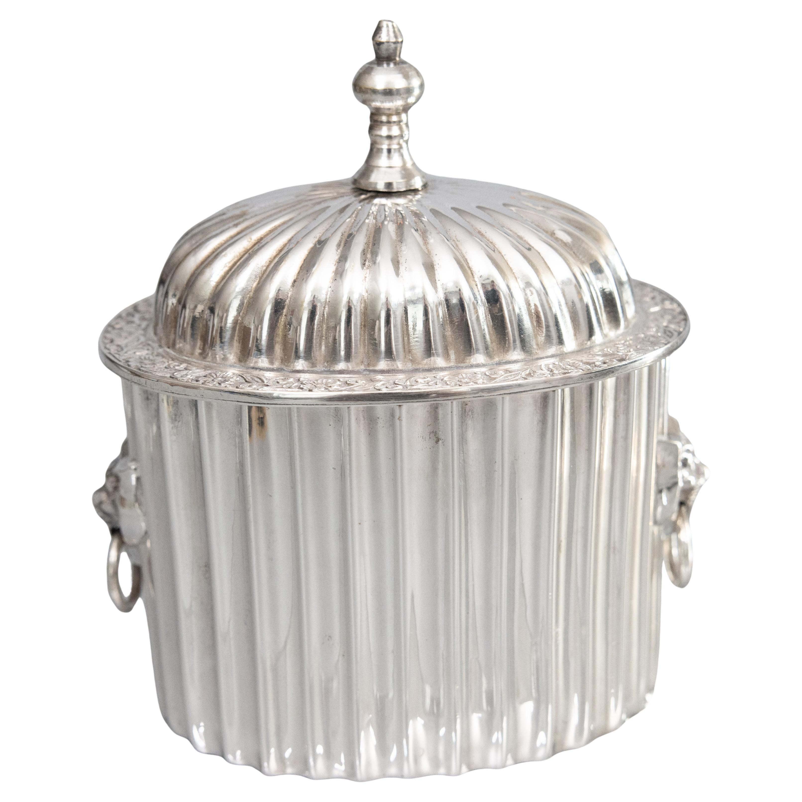 Porta tè in argento inglese di metà secolo con manici di leone