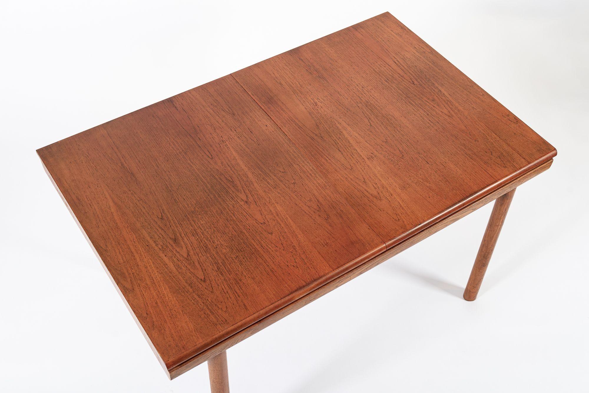 Mid Century English Teak Extension Dining Table by White & Newton Moderno de mediados de siglo en venta