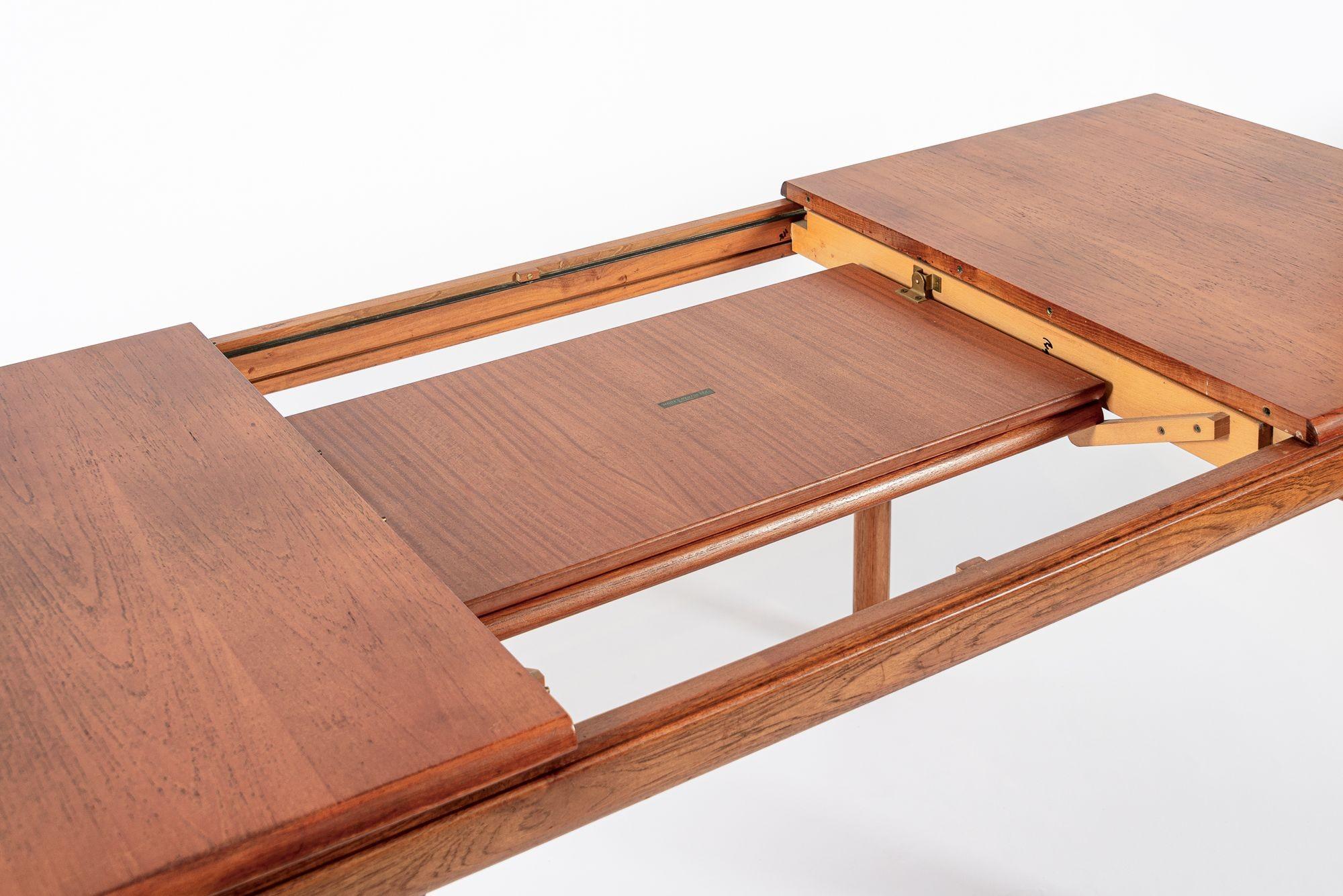 Mid Century English Teak Extension Dining Table by White & Newton en Bueno estado para la venta en Detroit, MI