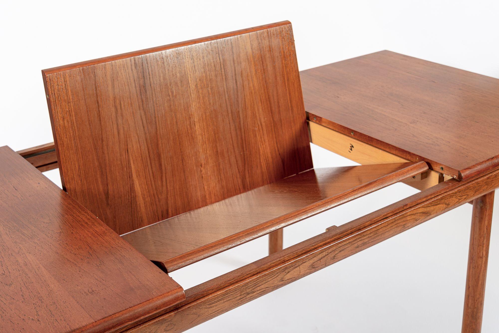 Mid Century English Teak Extension Dining Table by White & Newton mediados del siglo XX en venta