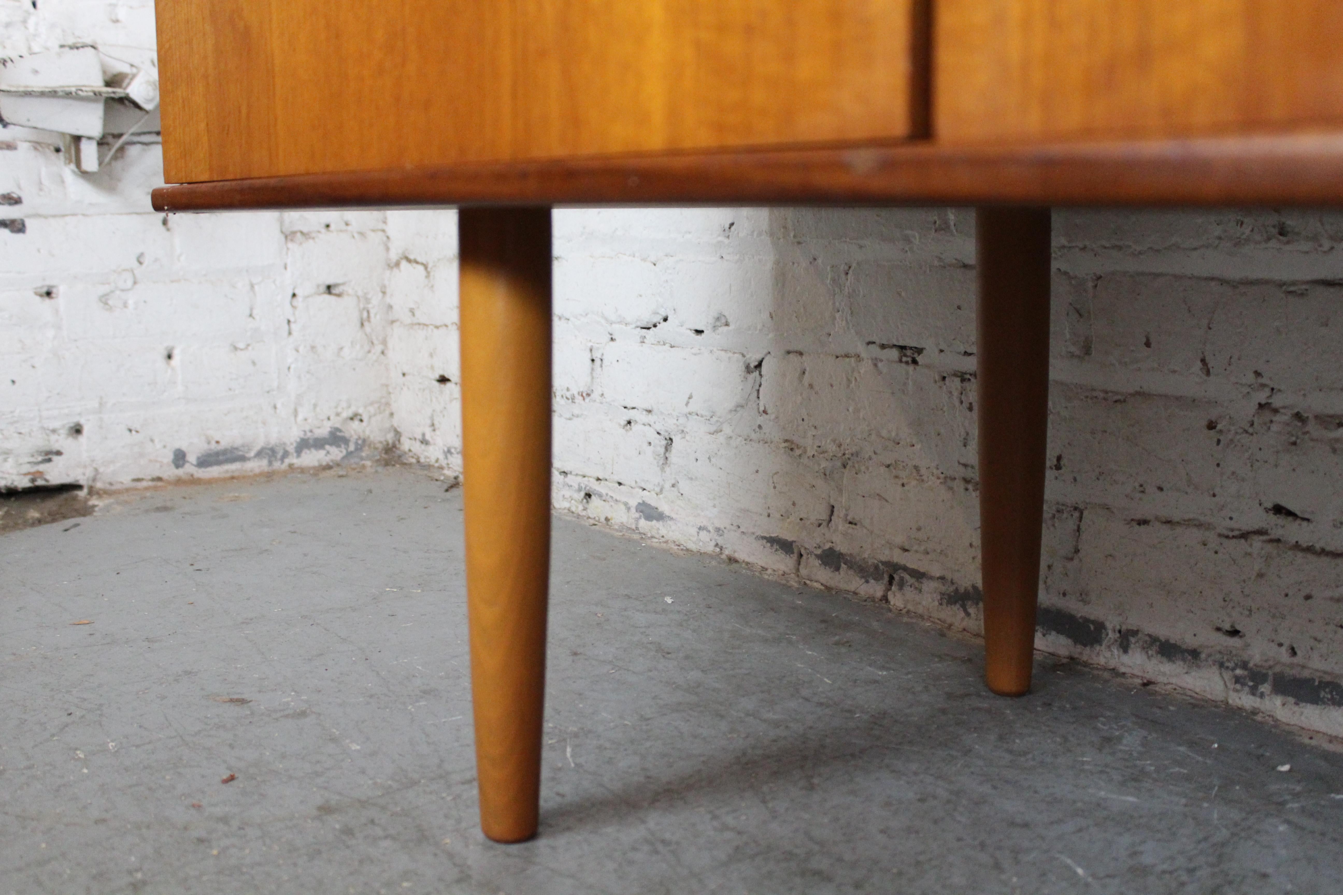 Englisches Teakholz-Sideboard aus der Jahrhundertmitte von Portwood Furniture 9