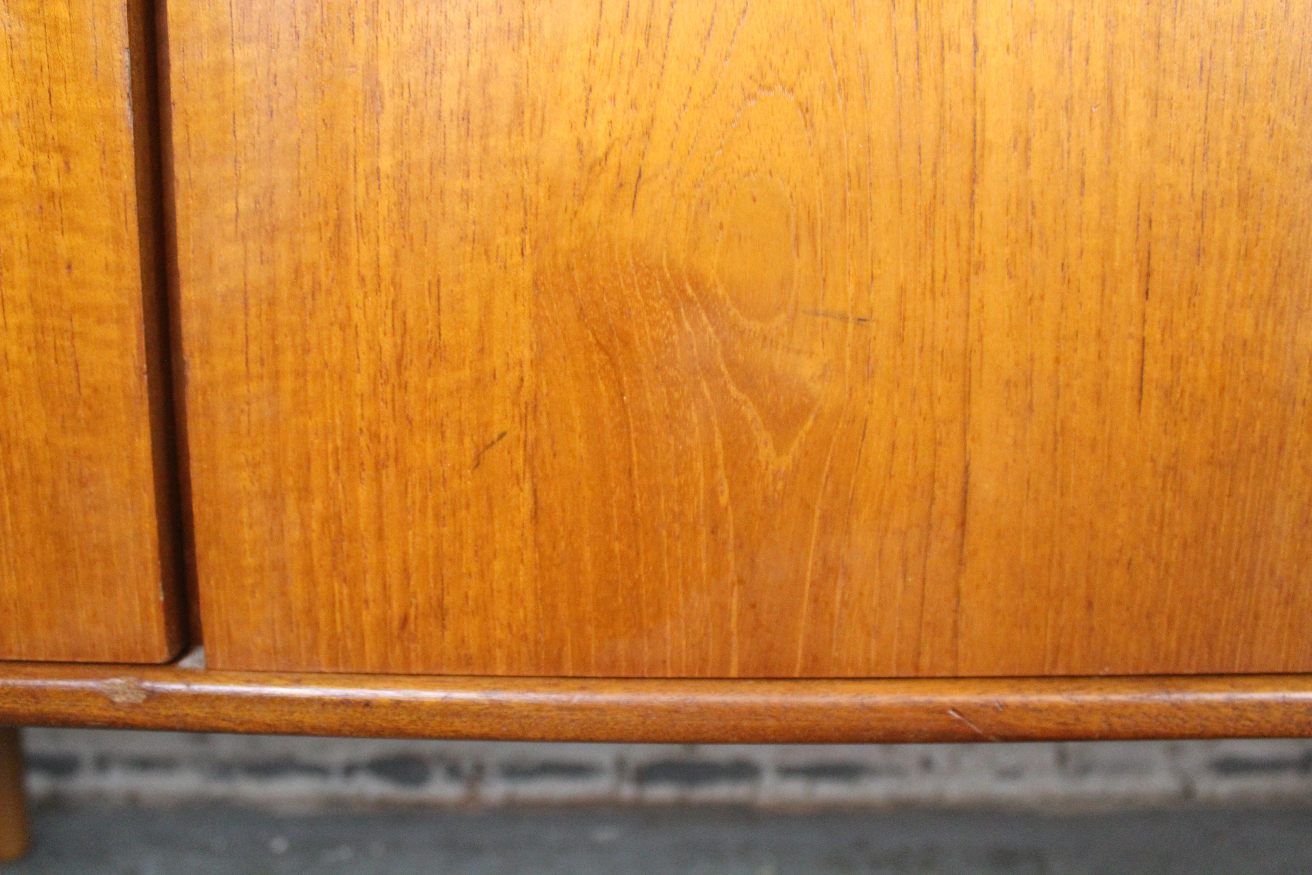 Englisches Teakholz-Sideboard aus der Jahrhundertmitte von Portwood Furniture 10