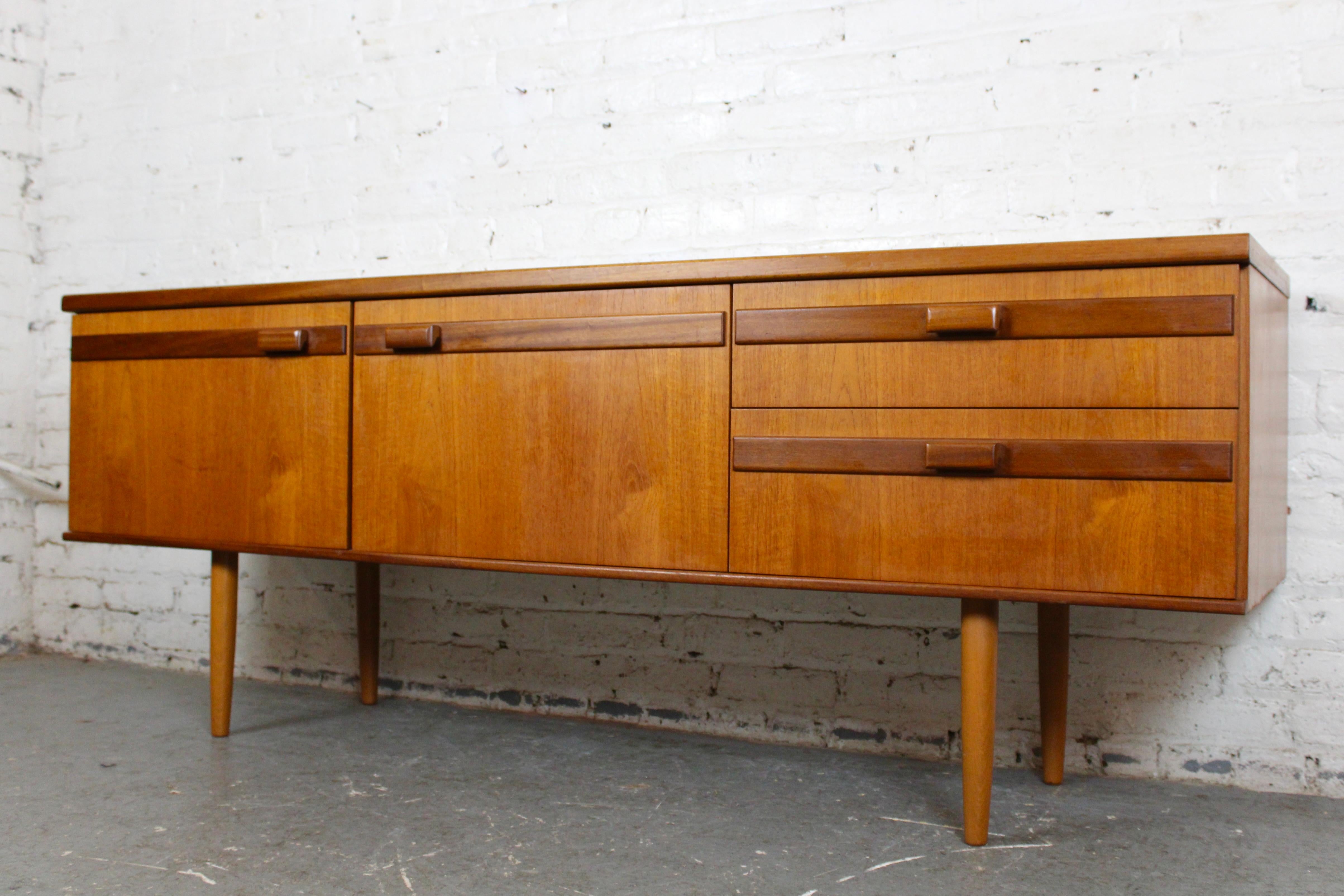 Englisches Teakholz-Sideboard aus der Jahrhundertmitte von Portwood Furniture 13