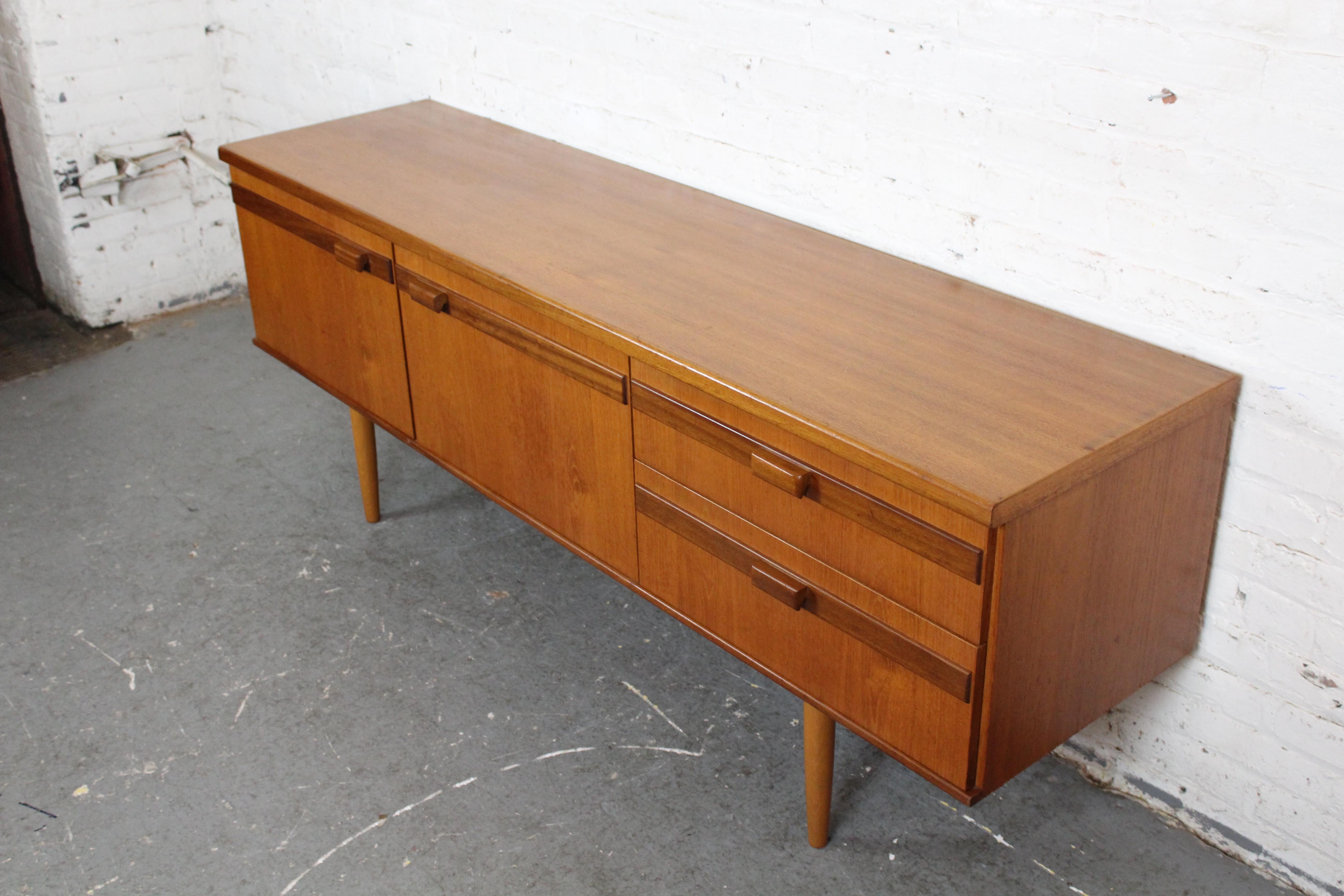 Englisches Teakholz-Sideboard aus der Jahrhundertmitte von Portwood Furniture (Moderne der Mitte des Jahrhunderts)