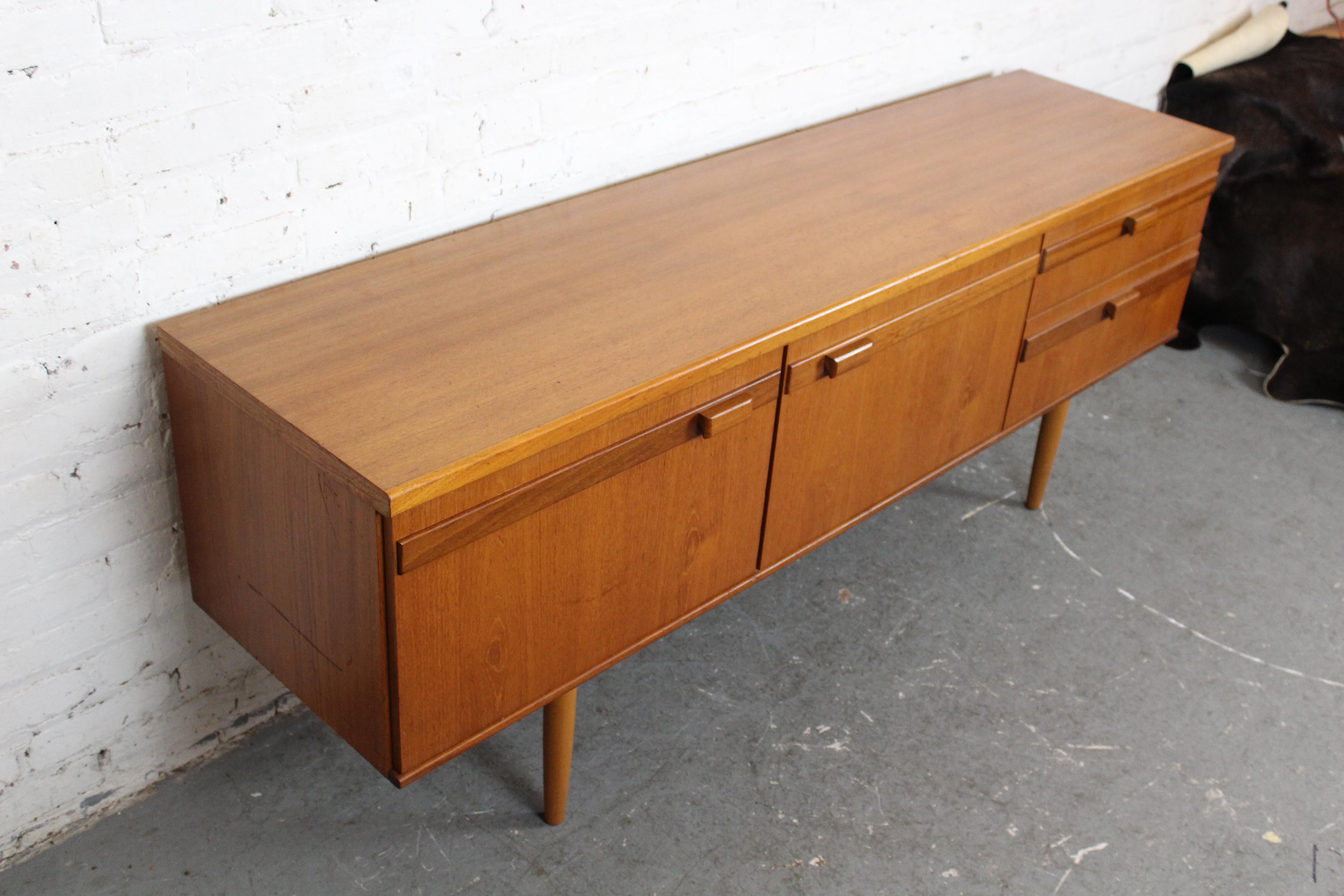 Englisches Teakholz-Sideboard aus der Jahrhundertmitte von Portwood Furniture (Geschnitzt)