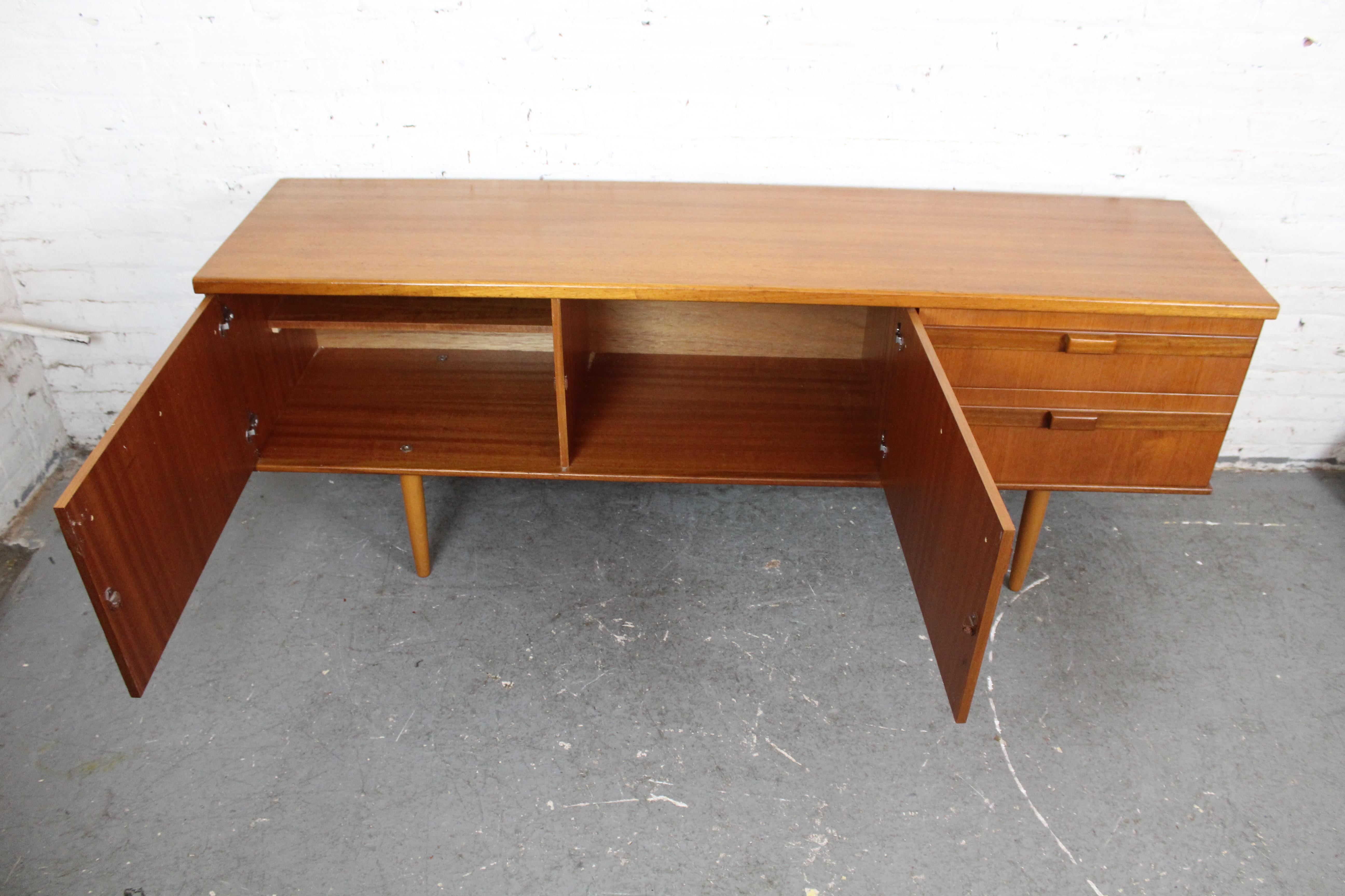 Englisches Teakholz-Sideboard aus der Jahrhundertmitte von Portwood Furniture im Zustand „Gut“ in Brooklyn, NY