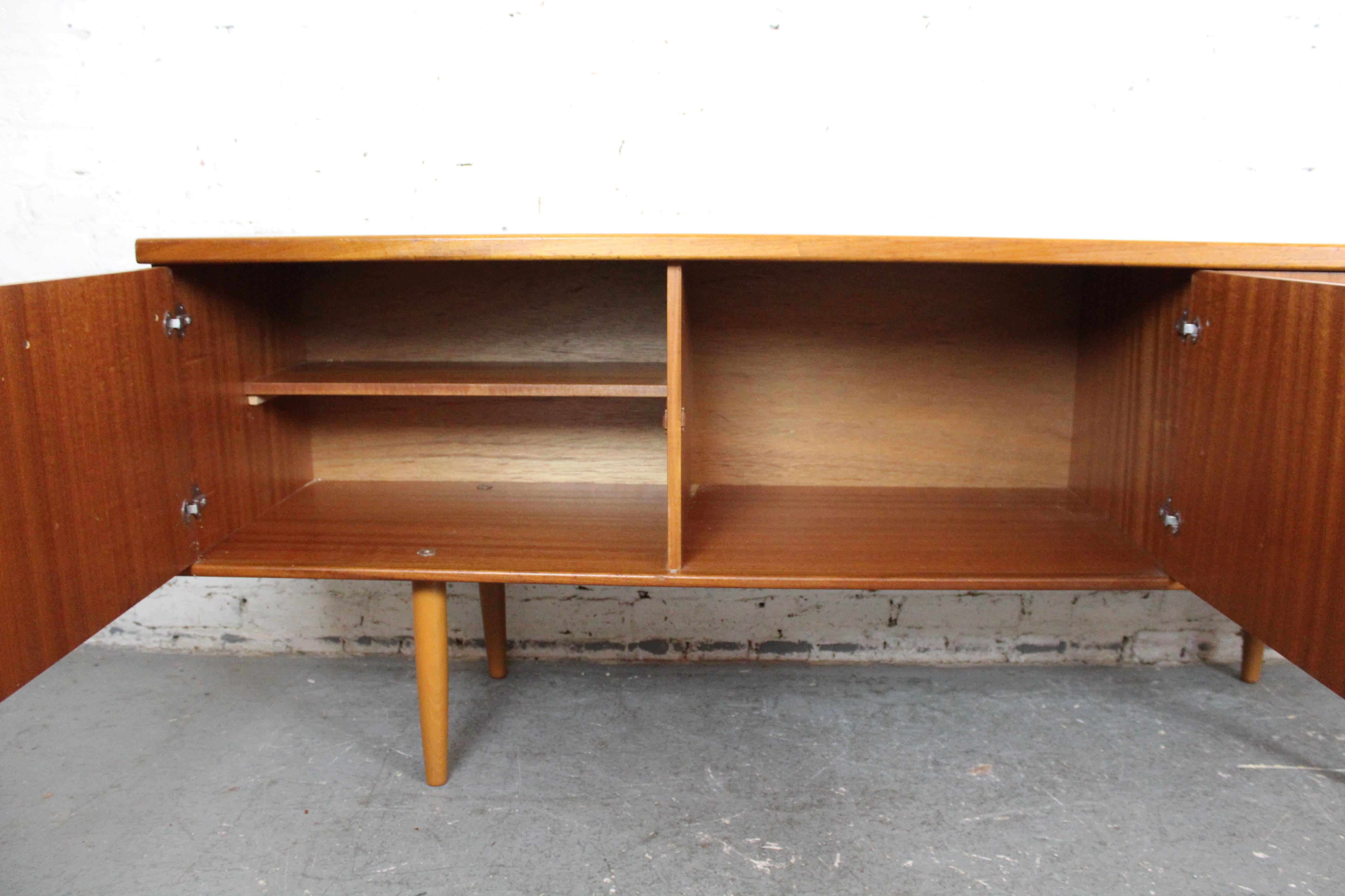 Englisches Teakholz-Sideboard aus der Jahrhundertmitte von Portwood Furniture (20. Jahrhundert)