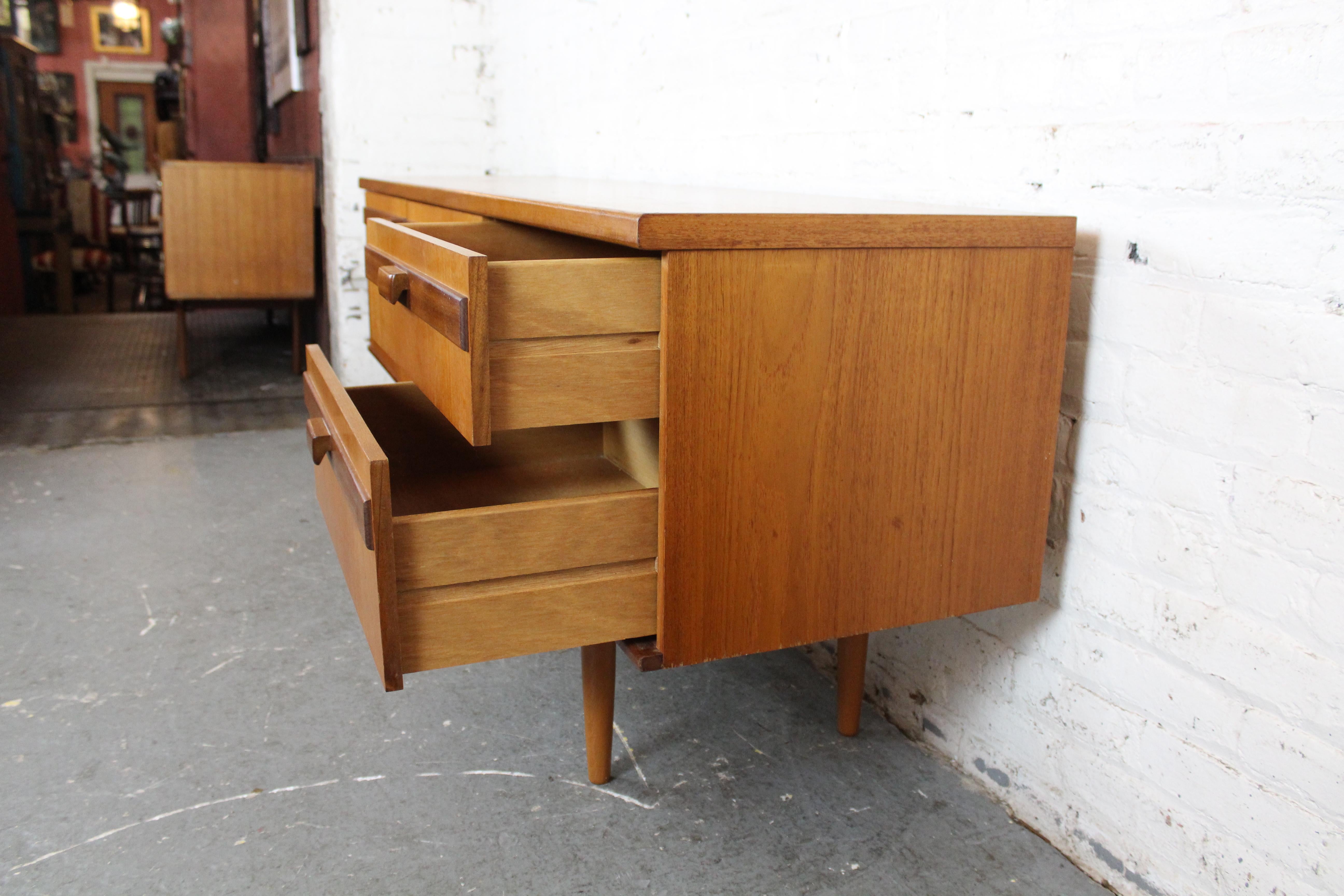 Englisches Teakholz-Sideboard aus der Jahrhundertmitte von Portwood Furniture (Holz)