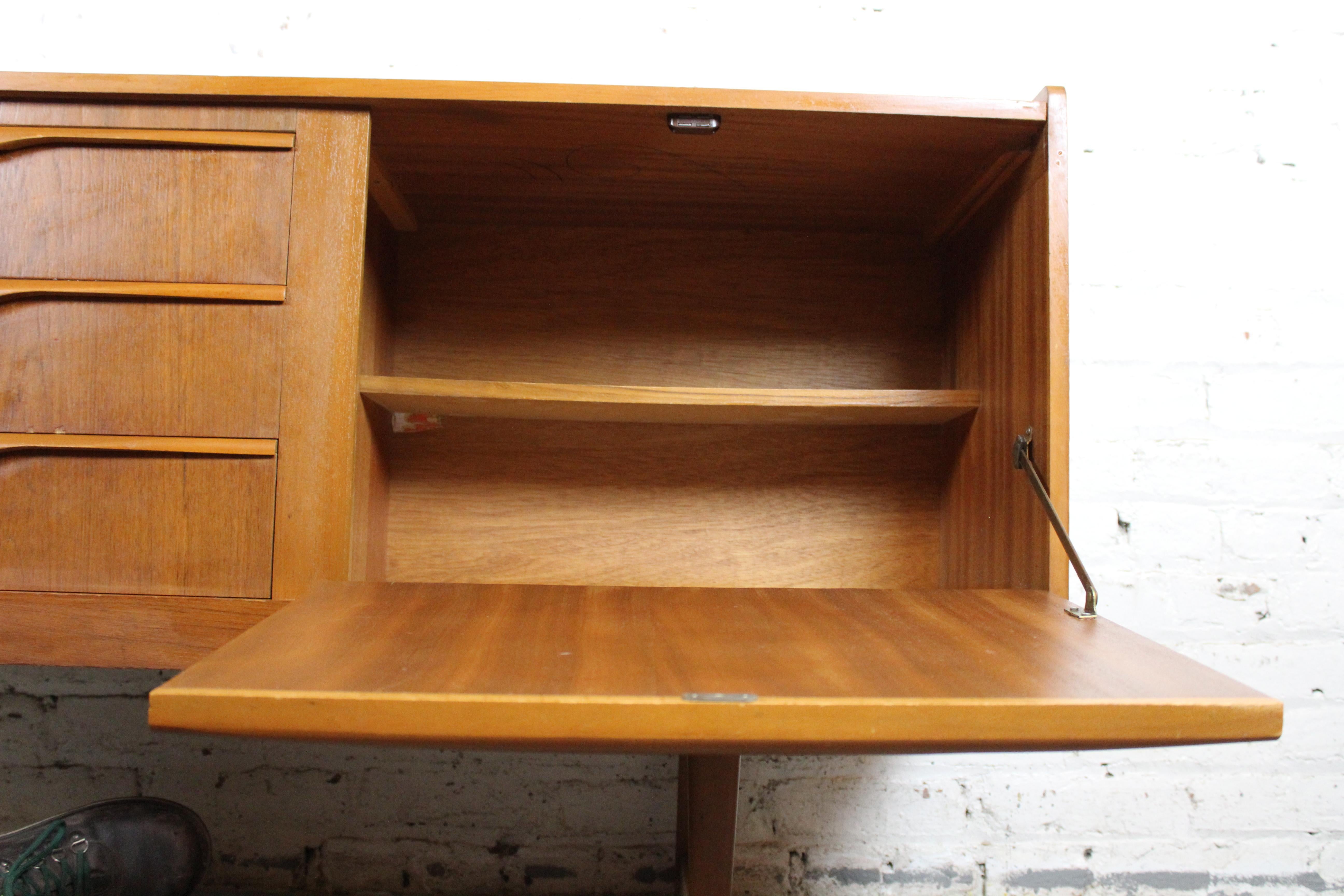 Aparador inglés de teca de mediados de siglo por Stonehill Furniture en venta 2