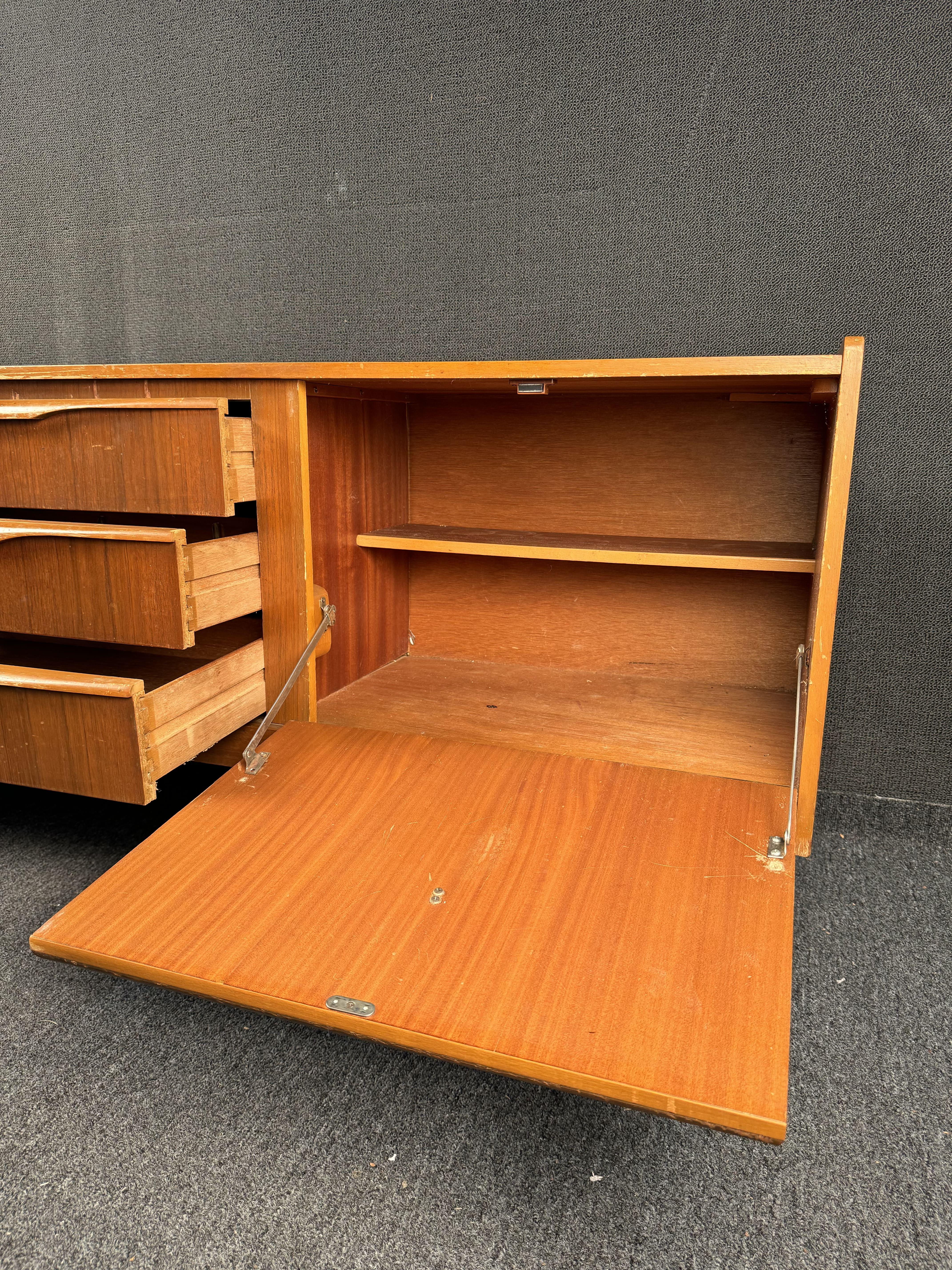 Credenza in teak inglese di metà secolo di Stonehill Furniture in vendita 4
