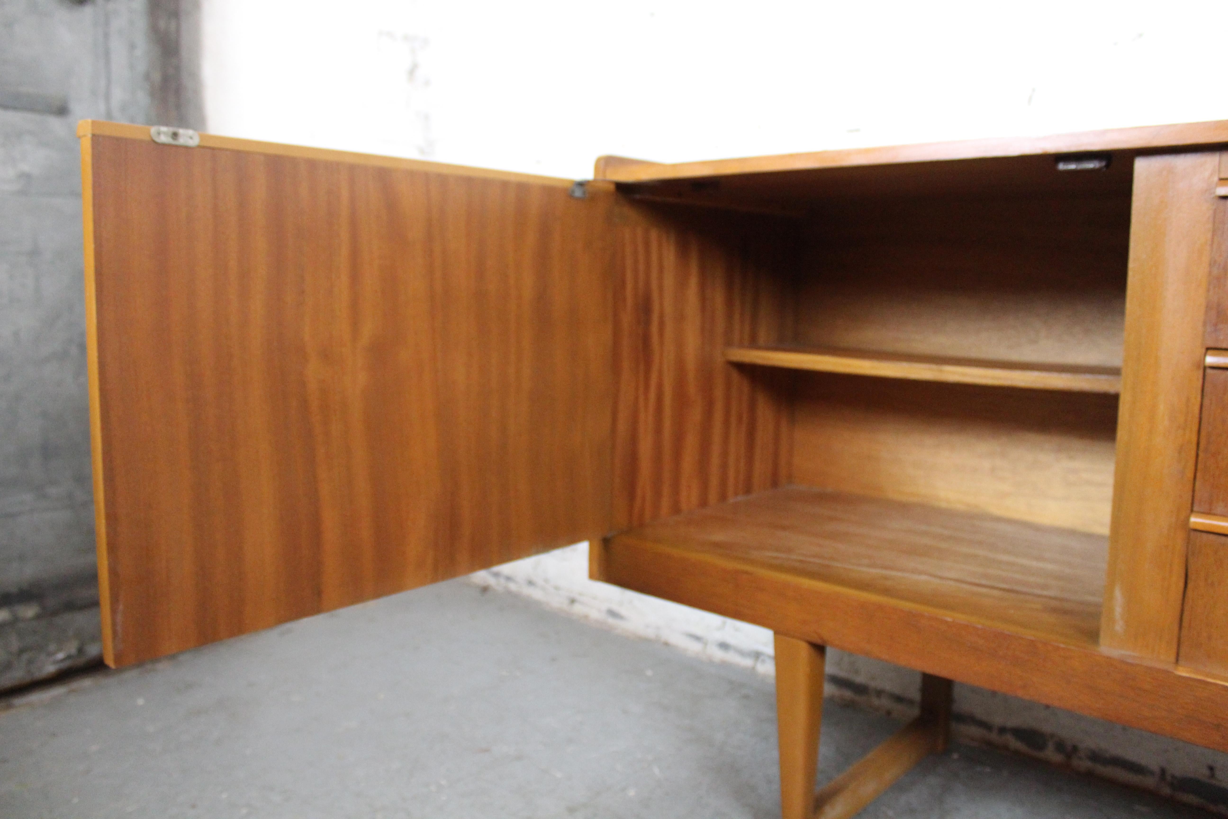 Aparador inglés de teca de mediados de siglo por Stonehill Furniture en venta 3