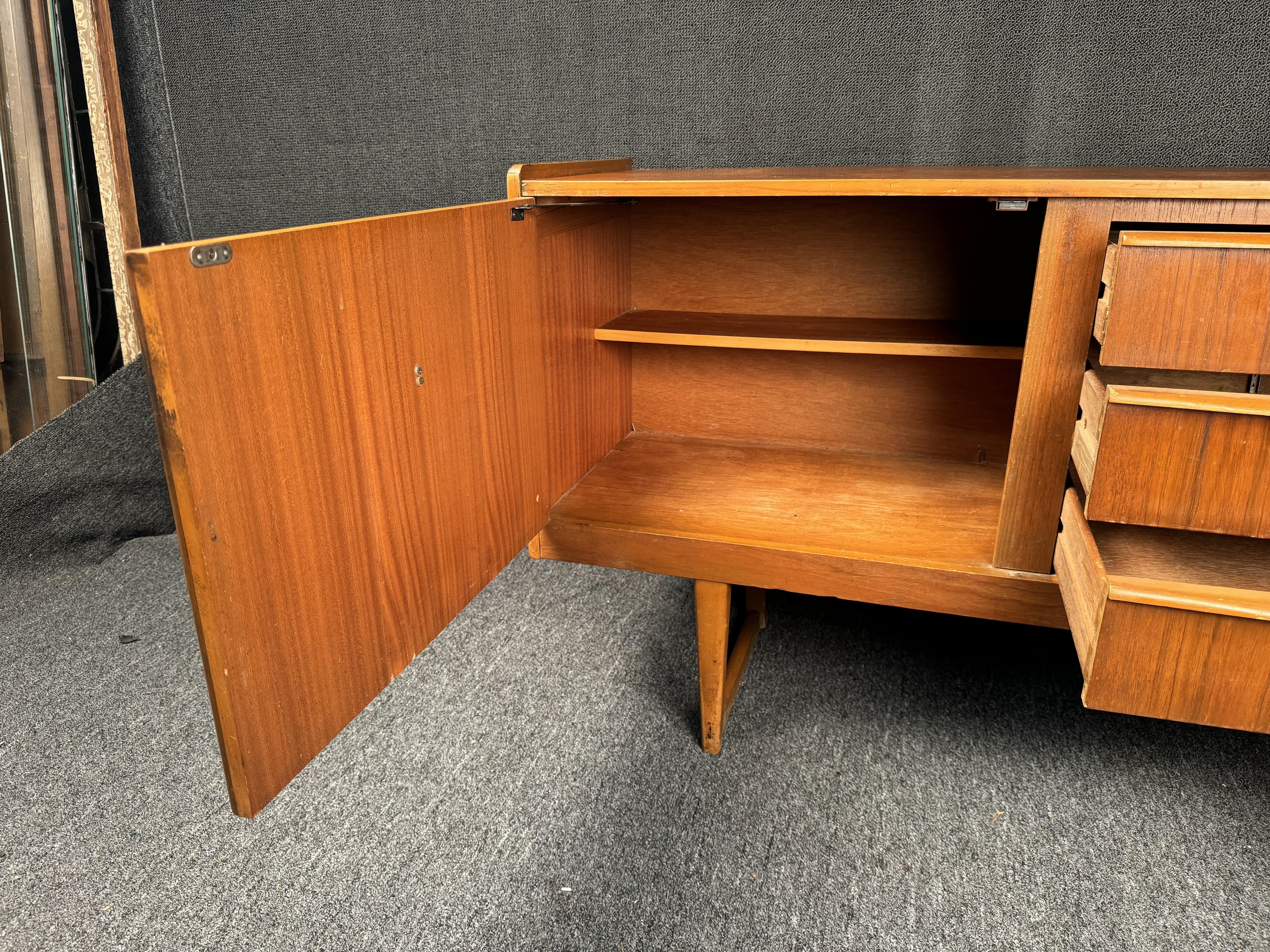 Credenza in teak inglese di metà secolo di Stonehill Furniture in vendita 5