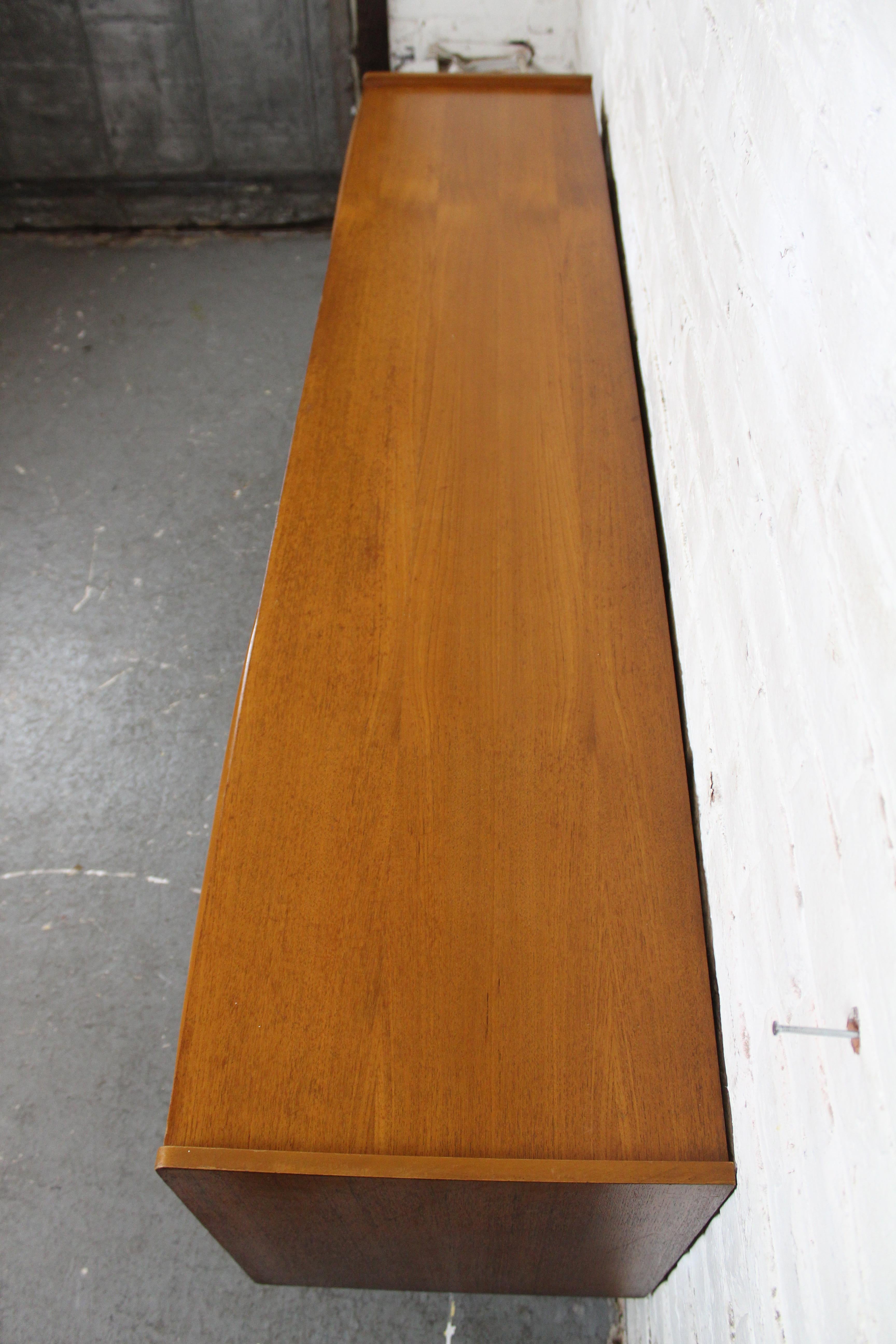 Aparador inglés de teca de mediados de siglo por Stonehill Furniture en venta 4