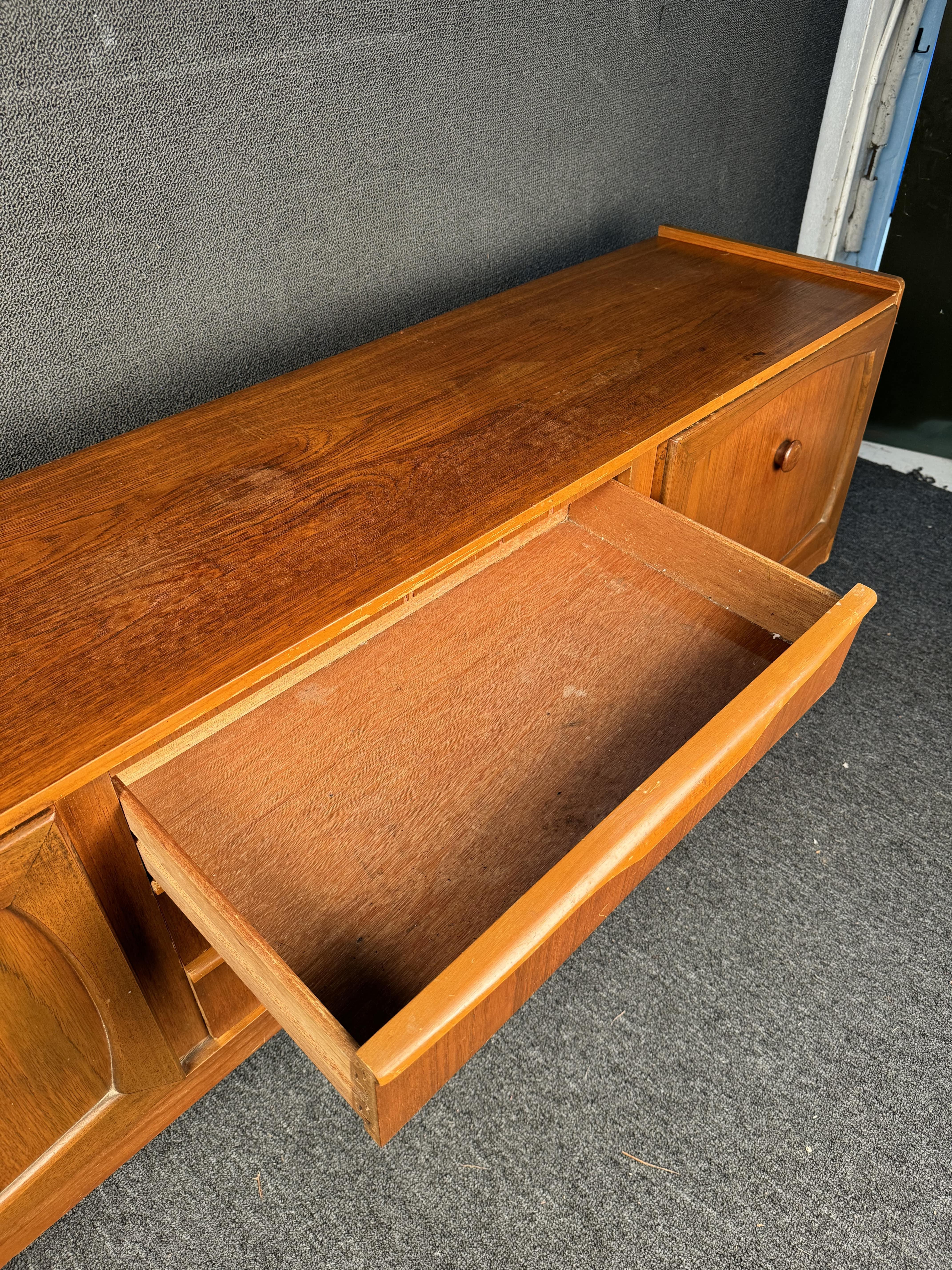 Credenza in teak inglese di metà secolo di Stonehill Furniture in vendita 6