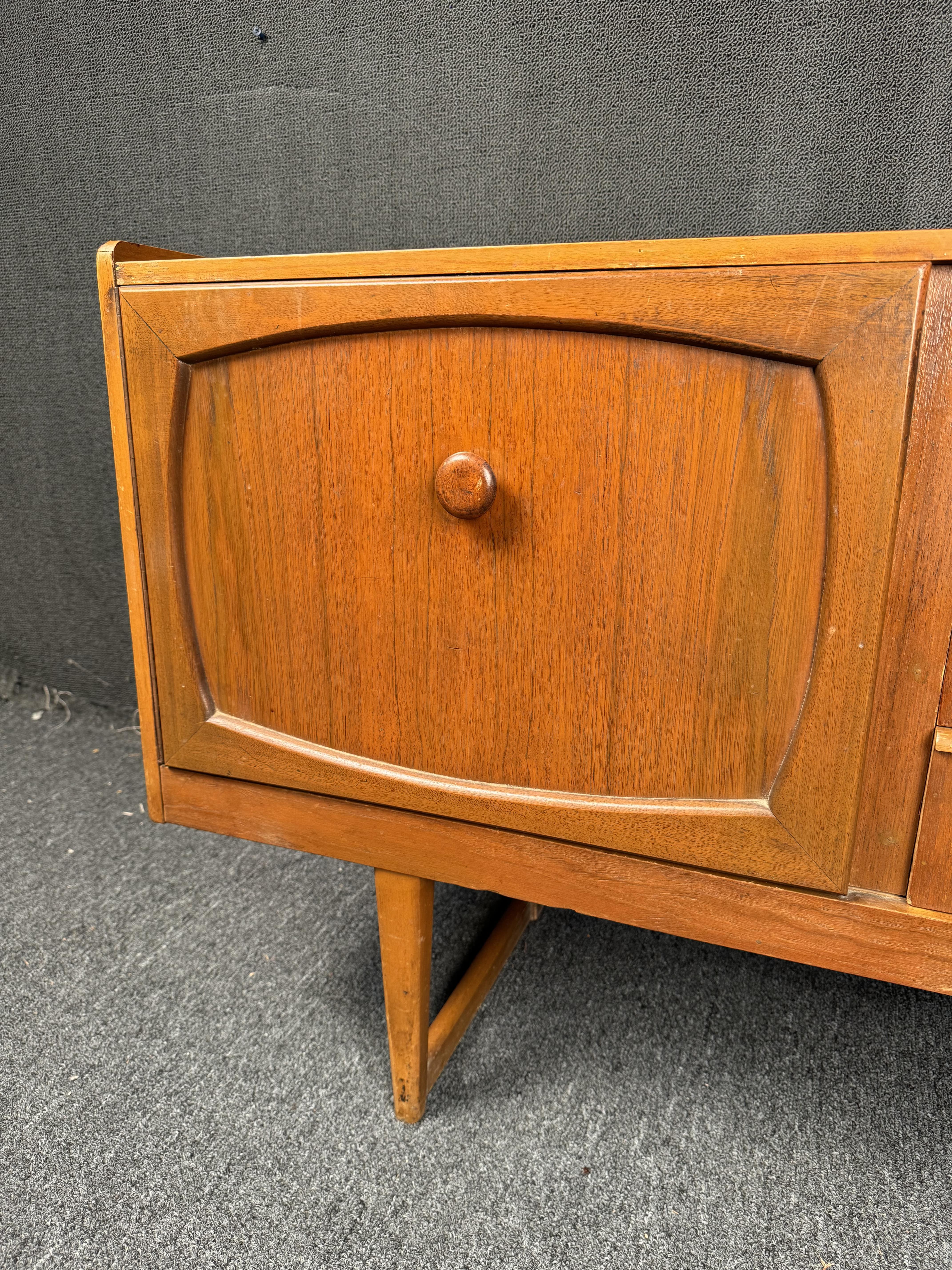 Credenza in teak inglese di metà secolo di Stonehill Furniture in vendita 7