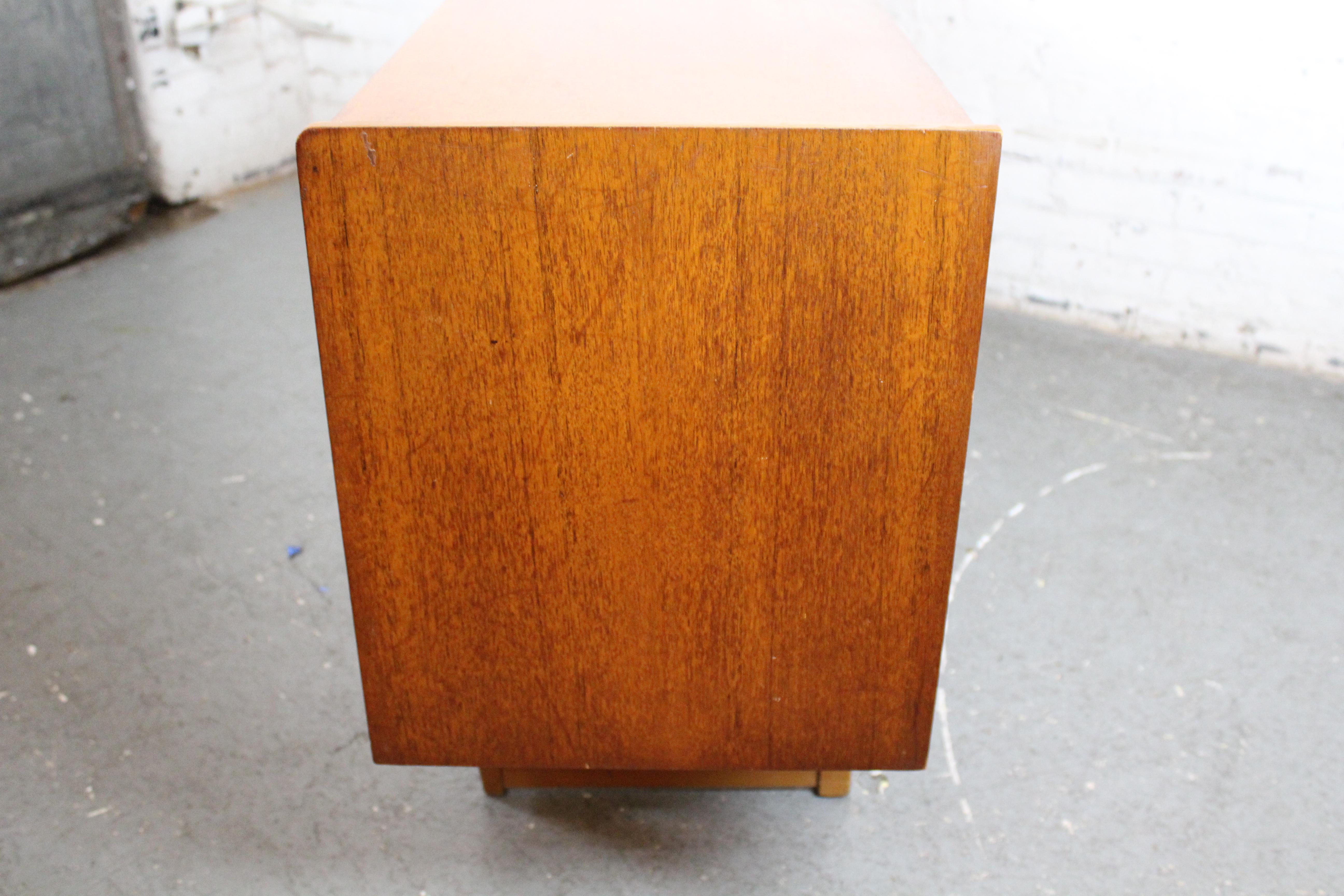 Aparador inglés de teca de mediados de siglo por Stonehill Furniture en venta 6