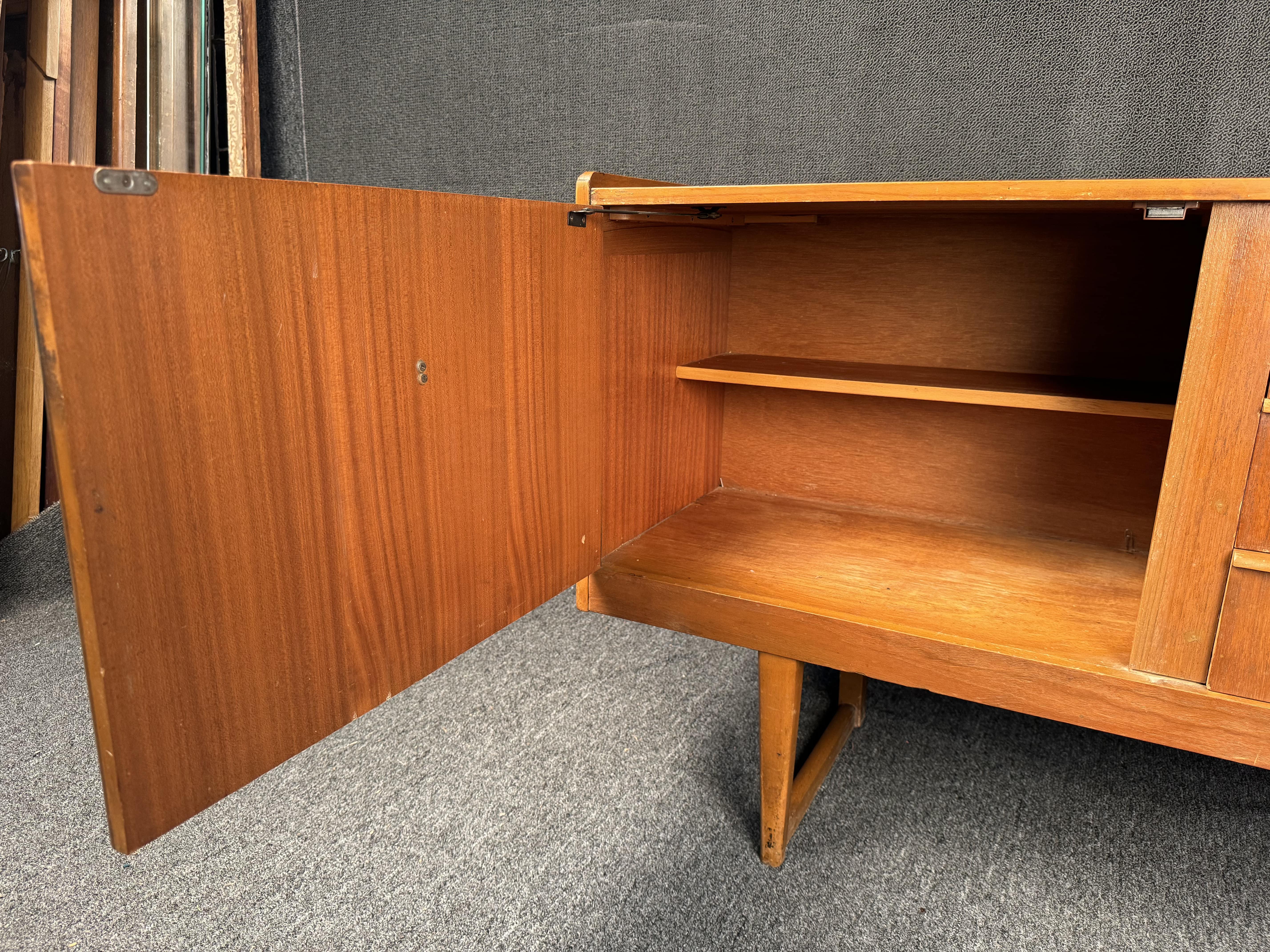 Credenza in teak inglese di metà secolo di Stonehill Furniture in vendita 8
