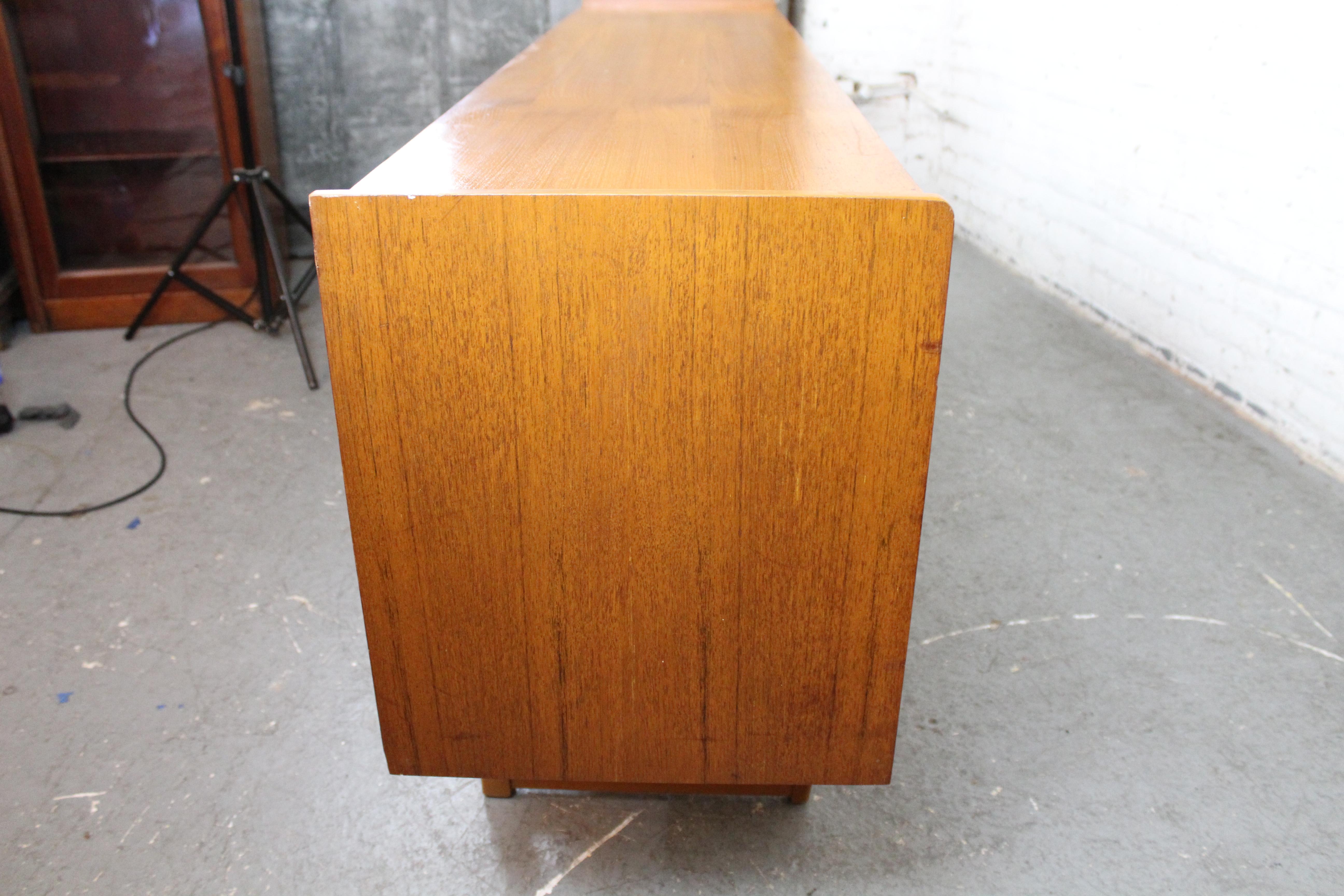 Aparador inglés de teca de mediados de siglo por Stonehill Furniture en venta 7