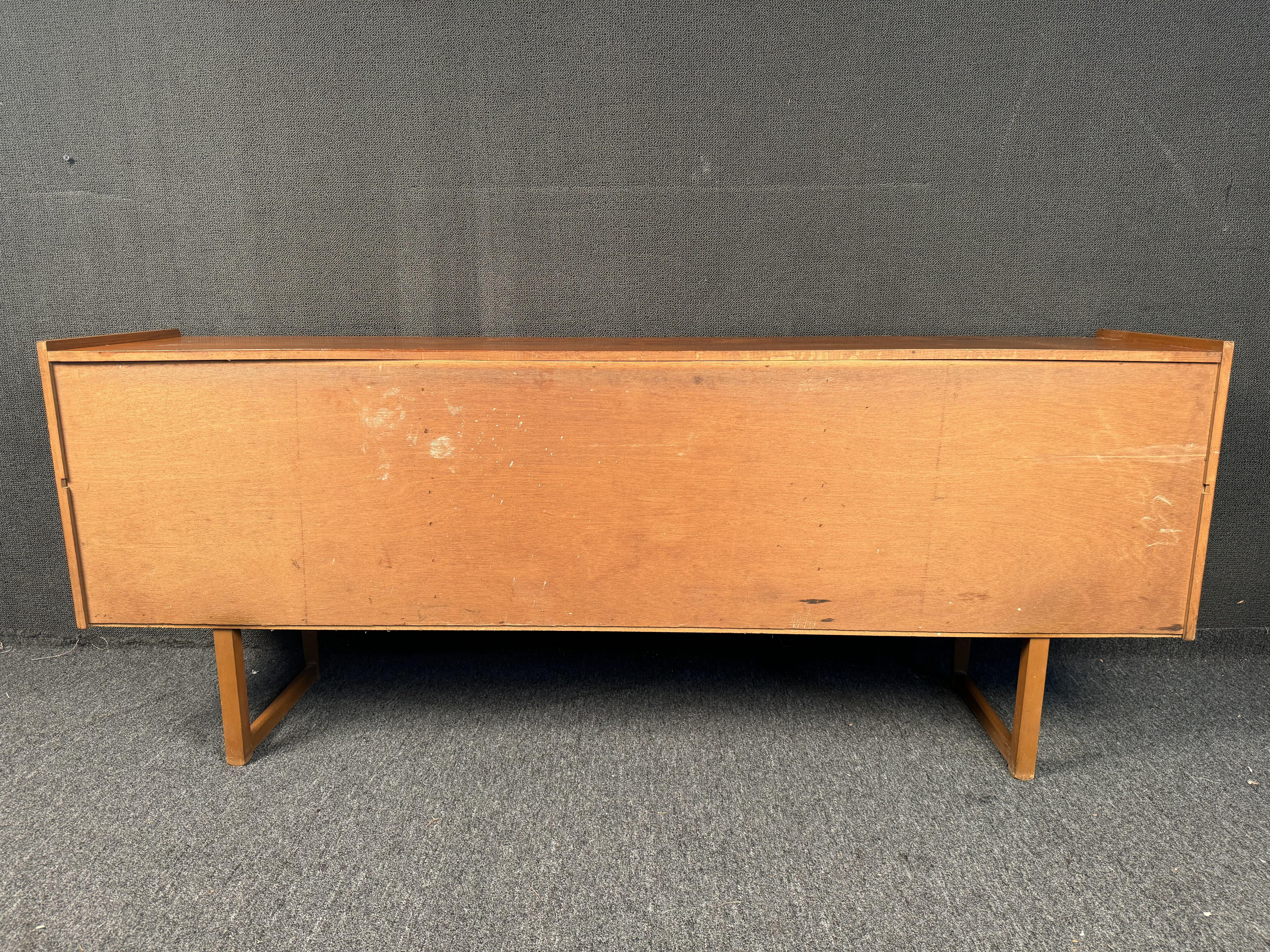 Credenza in teak inglese di metà secolo di Stonehill Furniture in vendita 9