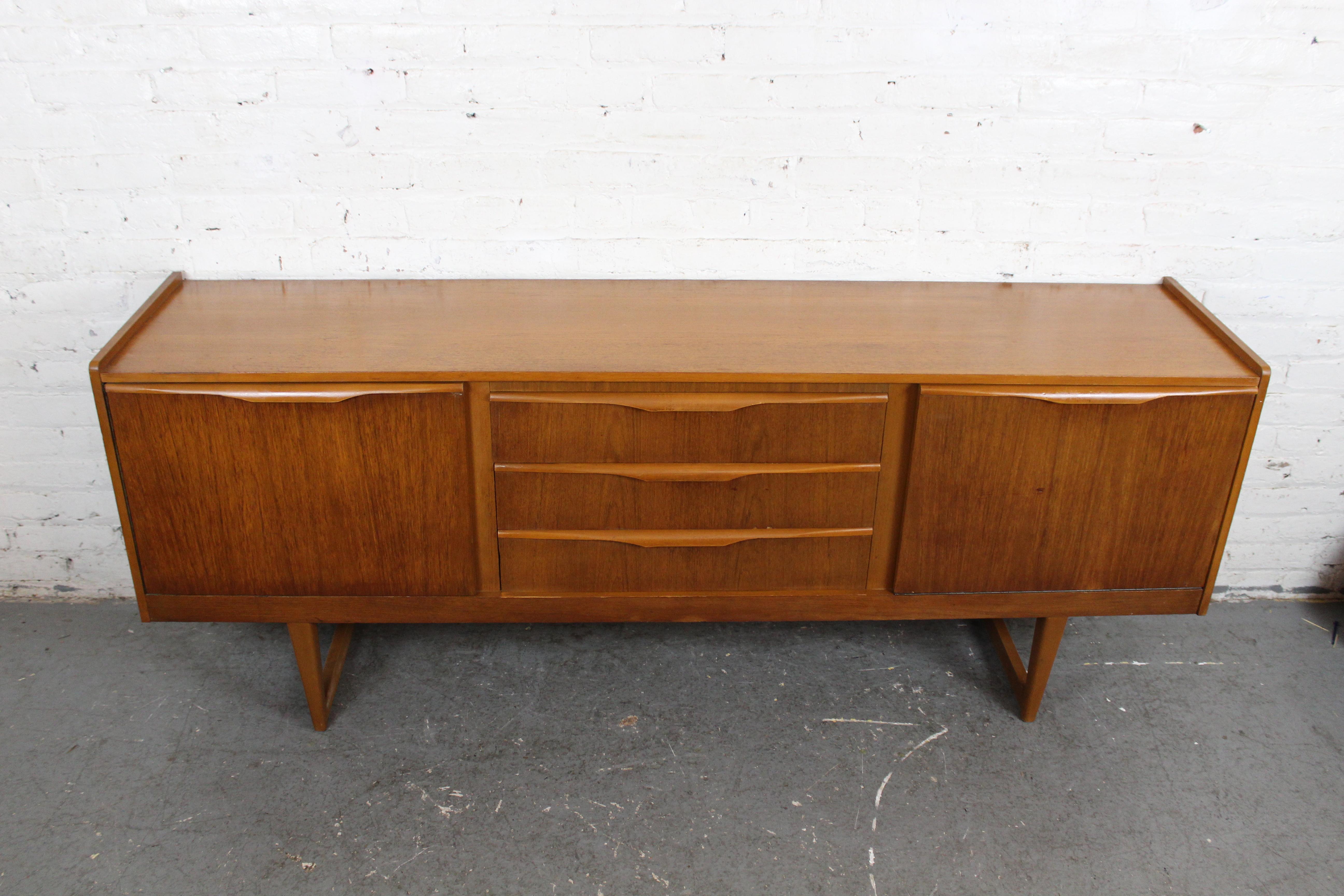 Aparador inglés de teca de mediados de siglo por Stonehill Furniture en venta 8