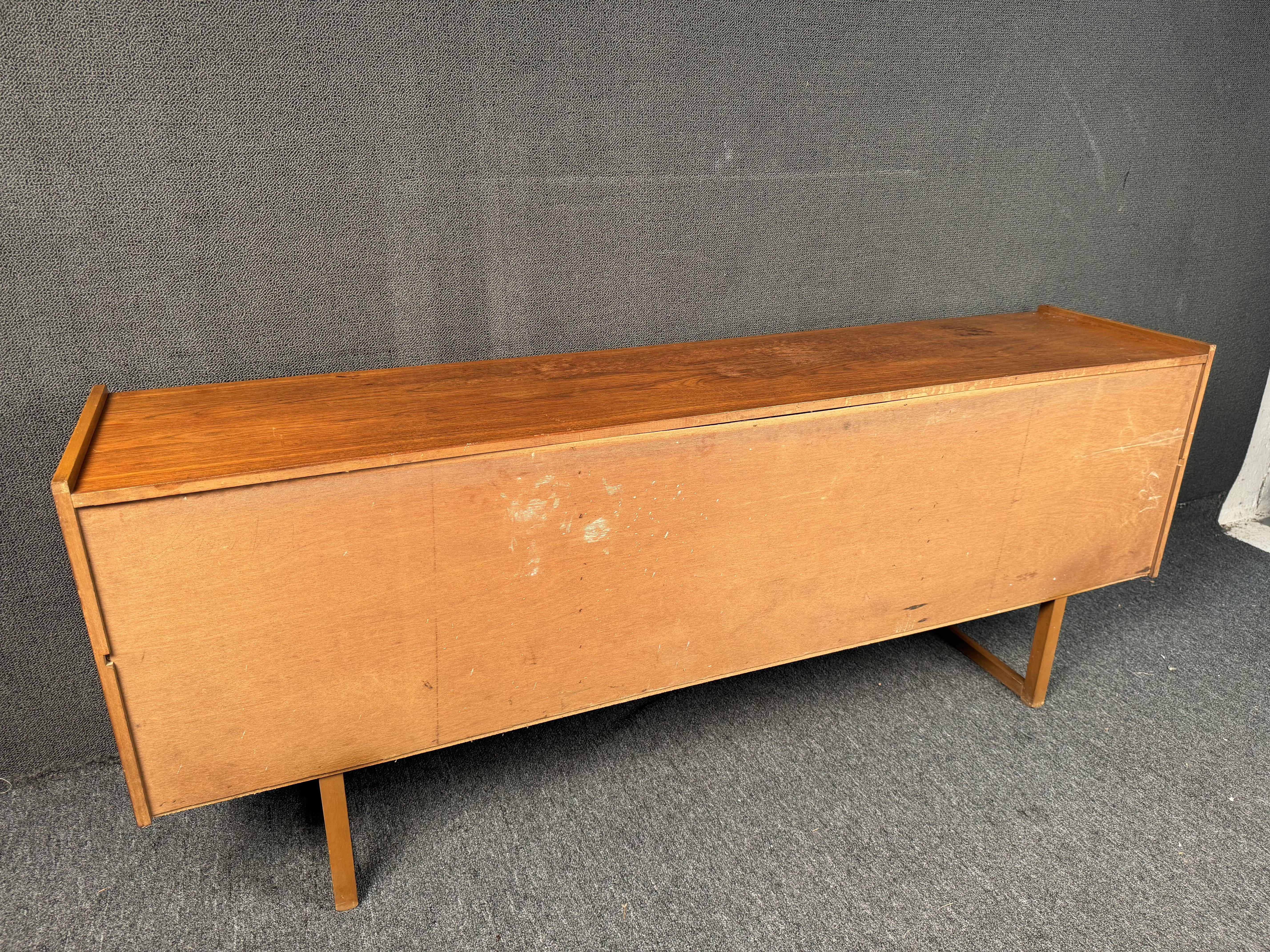 Credenza in teak inglese di metà secolo di Stonehill Furniture in vendita 10