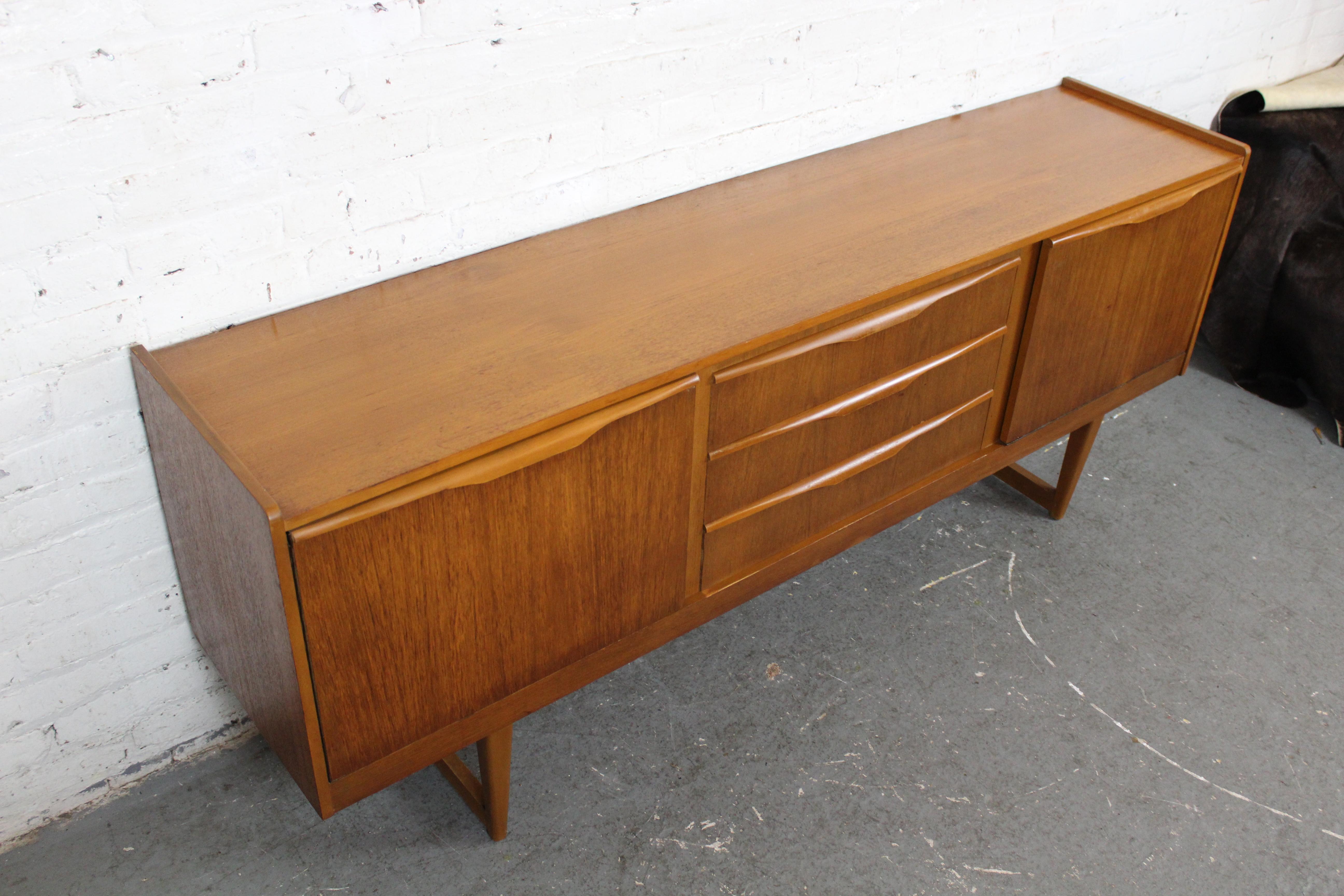 Aparador inglés de teca de mediados de siglo por Stonehill Furniture Moderno de mediados de siglo en venta