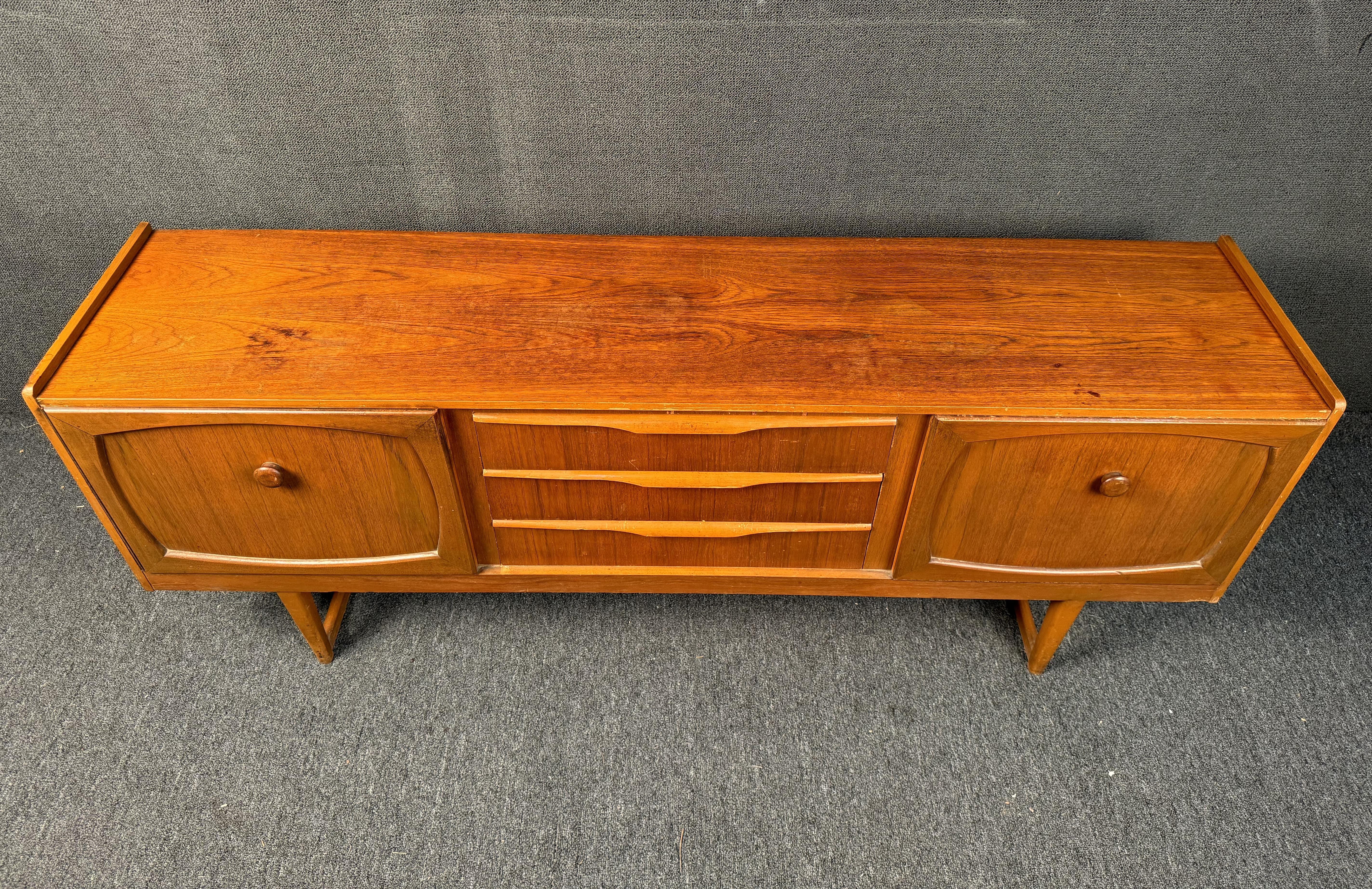 Mid-Century moderno Credenza in teak inglese di metà secolo di Stonehill Furniture in vendita