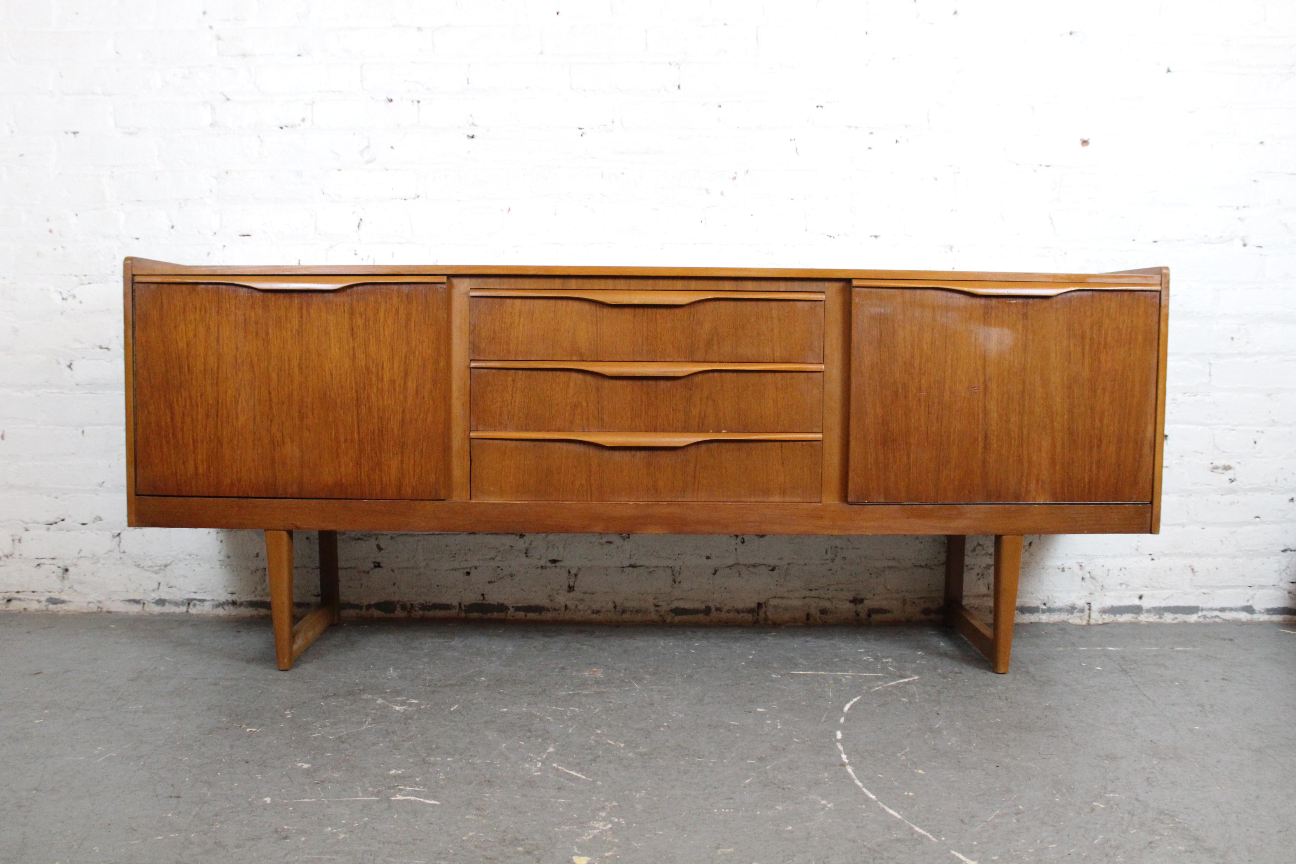 Aparador inglés de teca de mediados de siglo por Stonehill Furniture Británico en venta