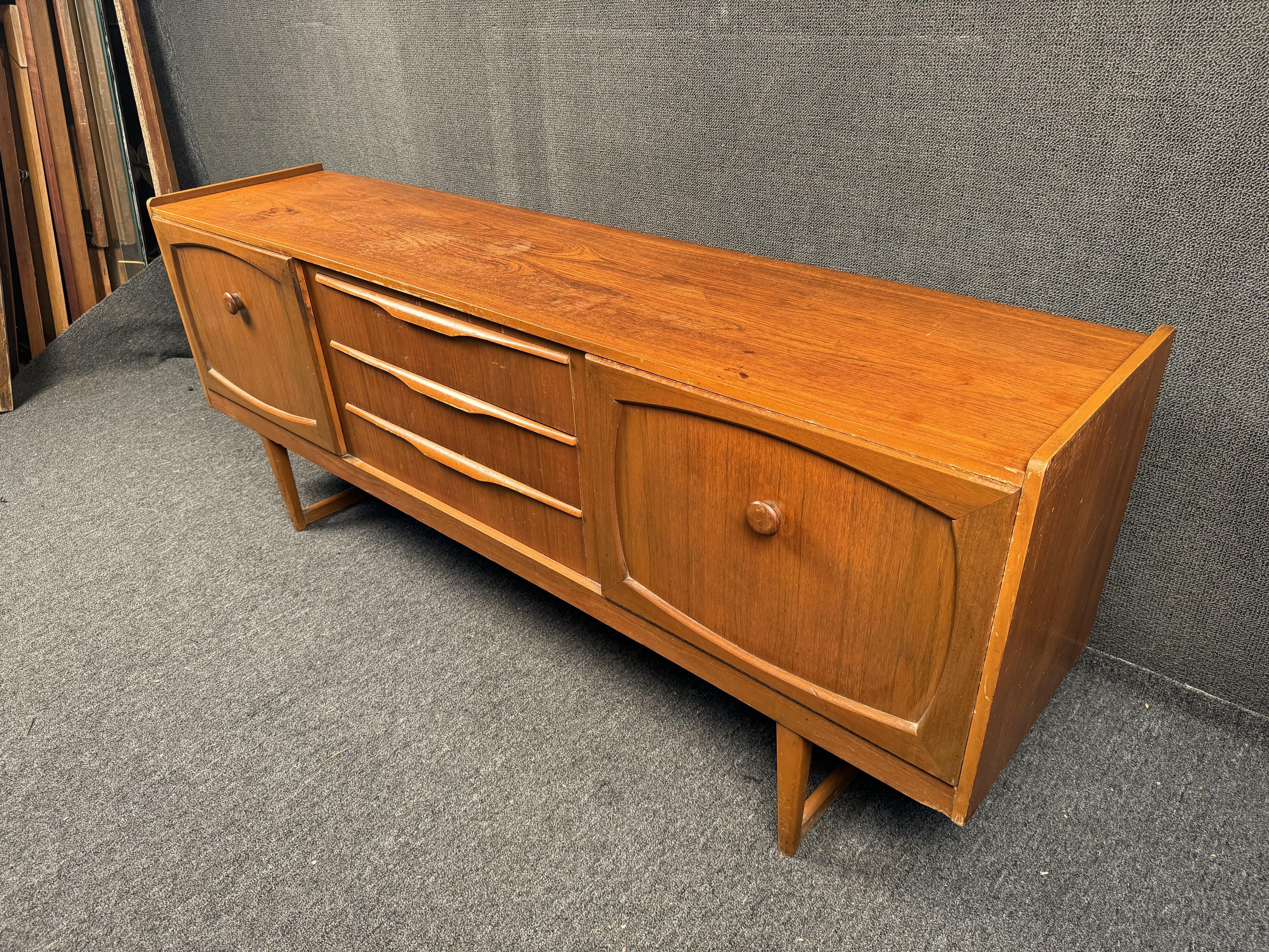 Credenza in teak inglese di metà secolo di Stonehill Furniture In condizioni discrete in vendita a Brooklyn, NY