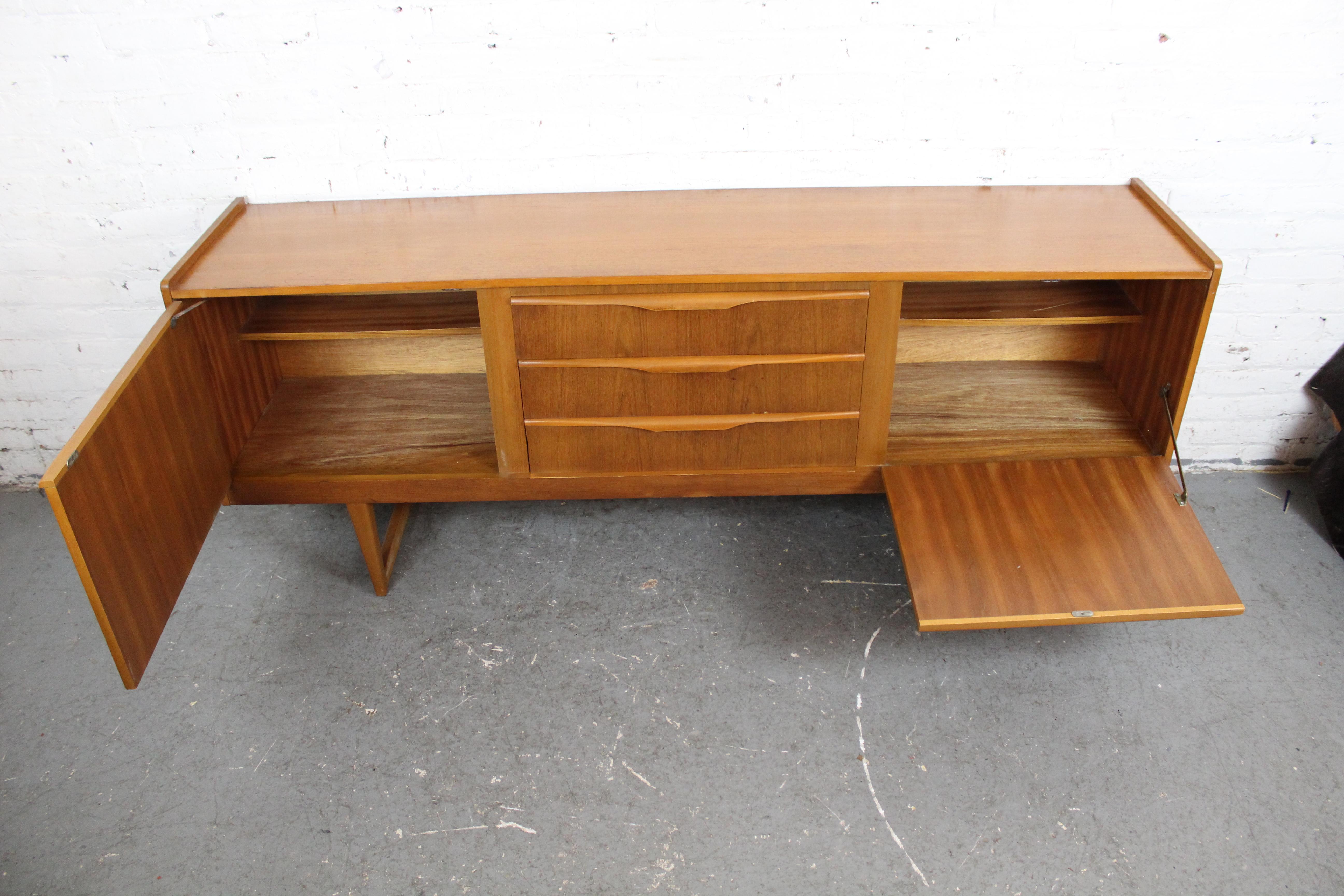 Aparador inglés de teca de mediados de siglo por Stonehill Furniture Tallado en venta