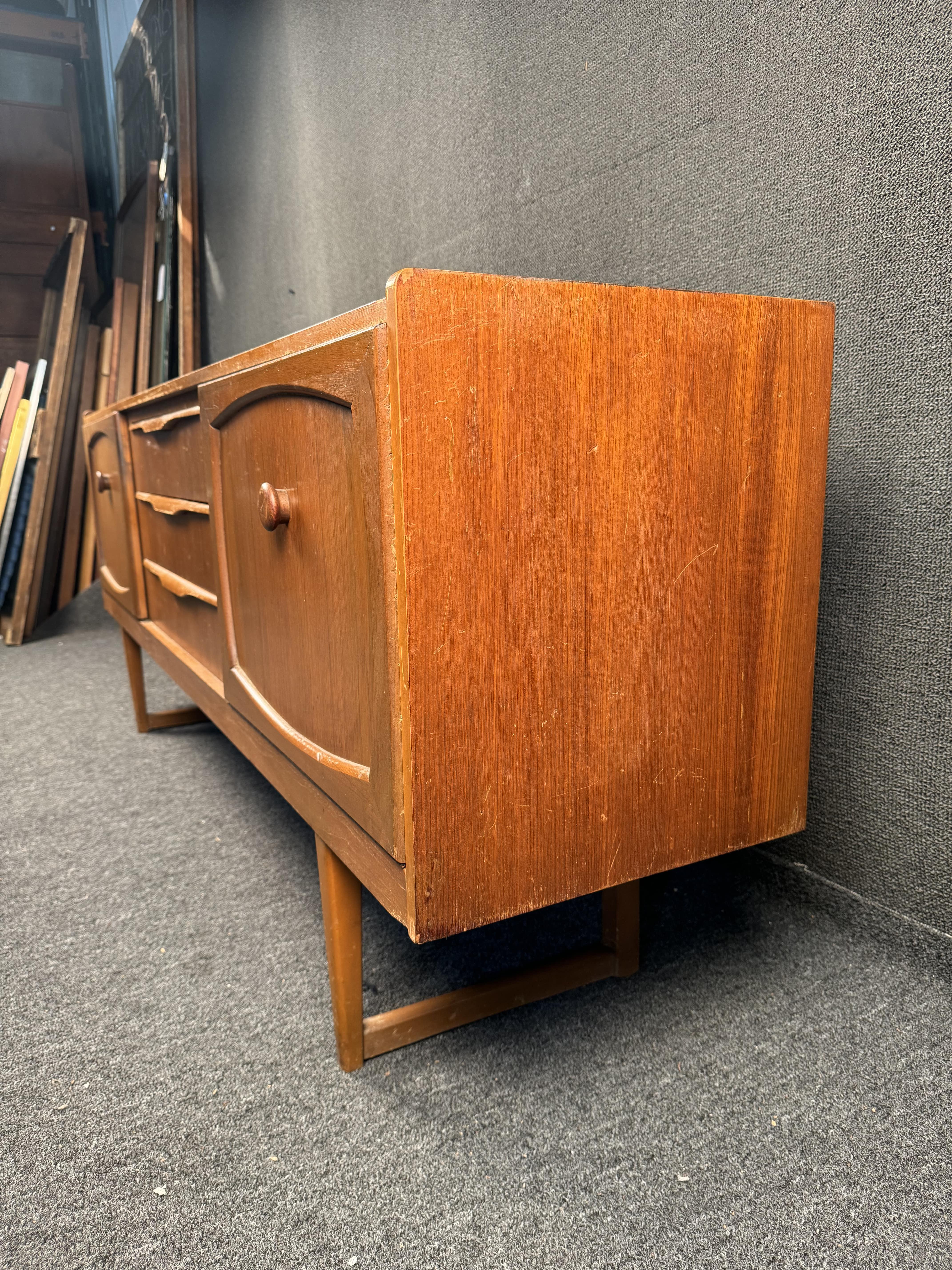 XX secolo Credenza in teak inglese di metà secolo di Stonehill Furniture in vendita