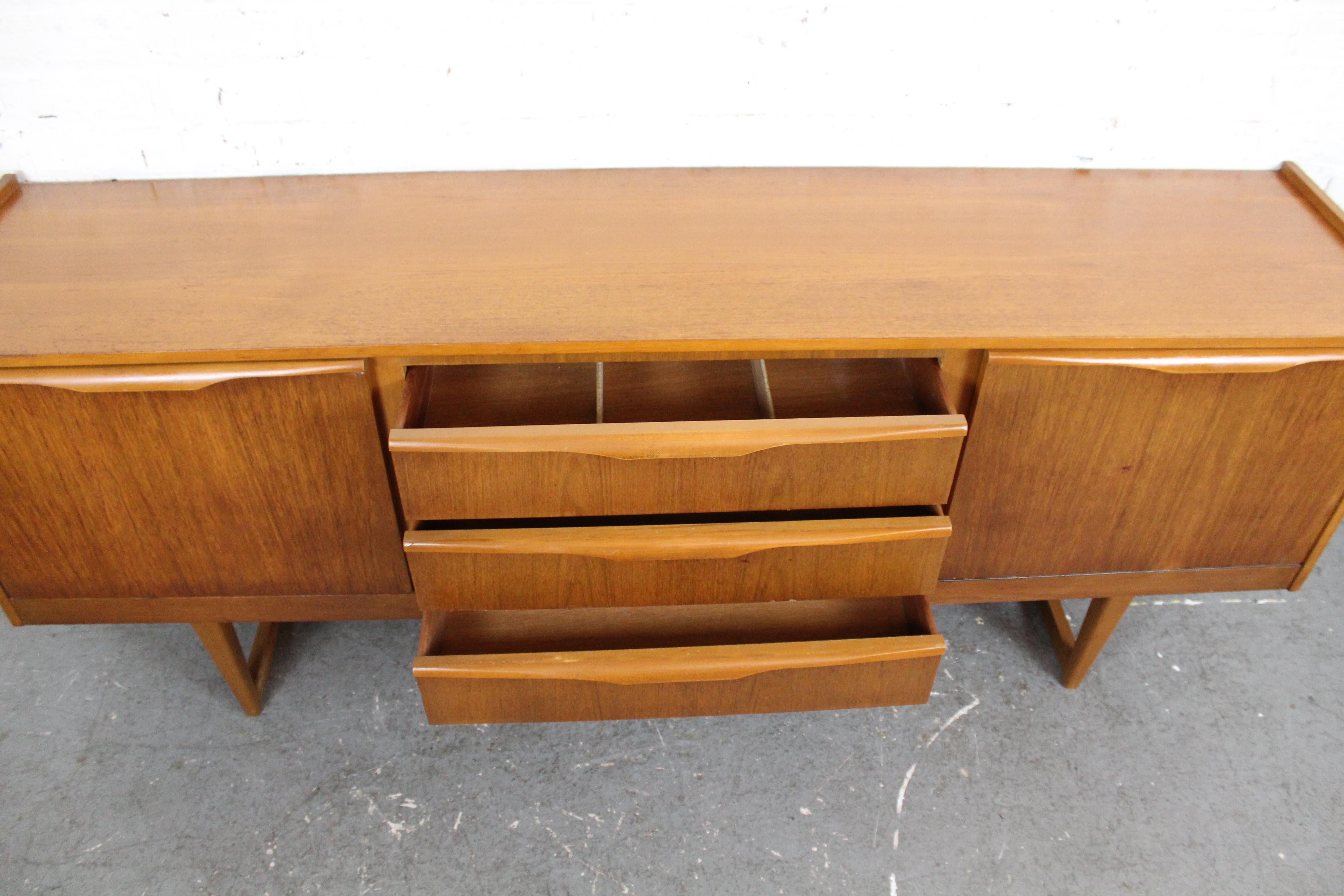 Aparador inglés de teca de mediados de siglo por Stonehill Furniture en Bueno estado para la venta en Brooklyn, NY