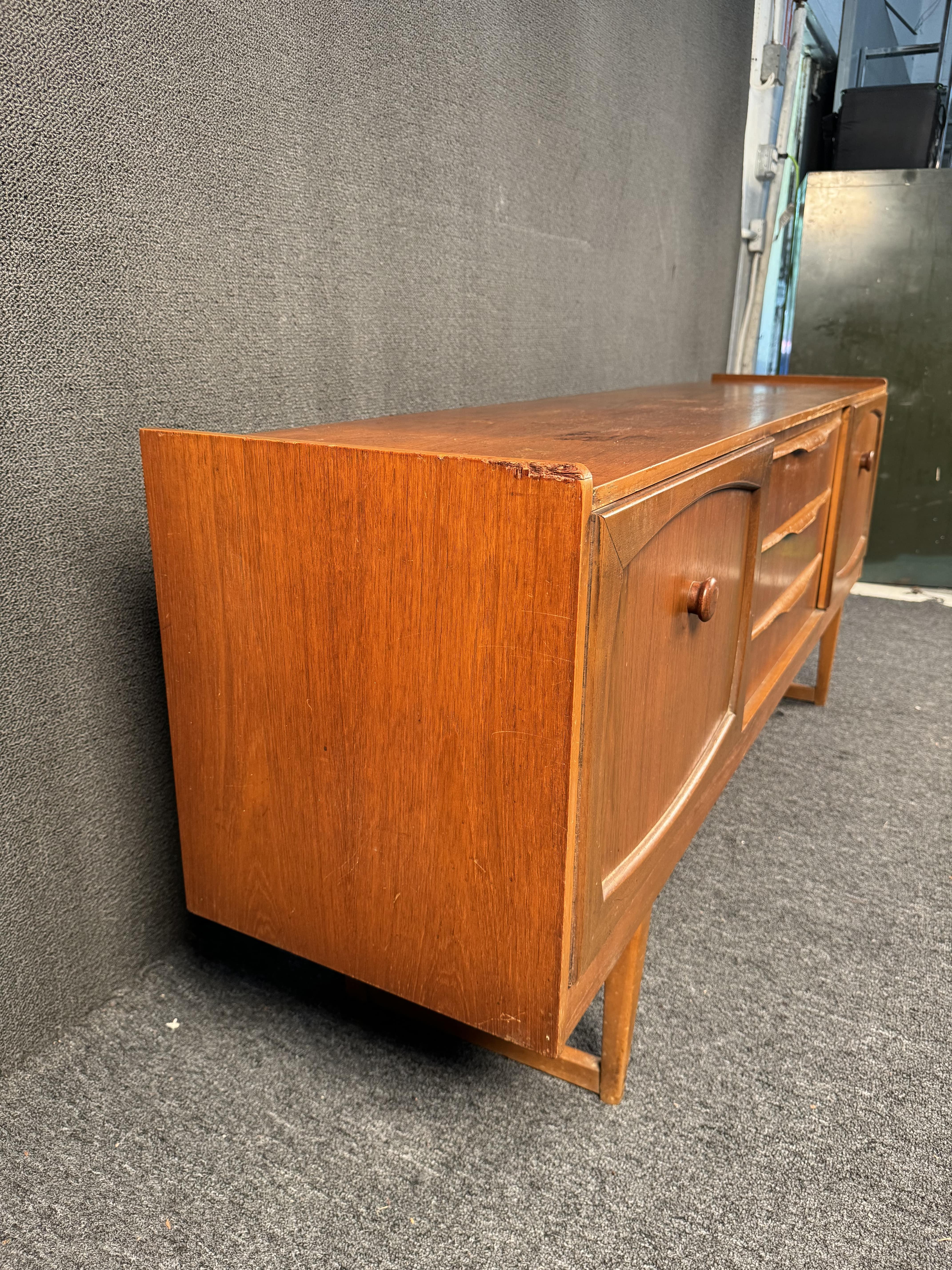 Teak Credenza in teak inglese di metà secolo di Stonehill Furniture in vendita