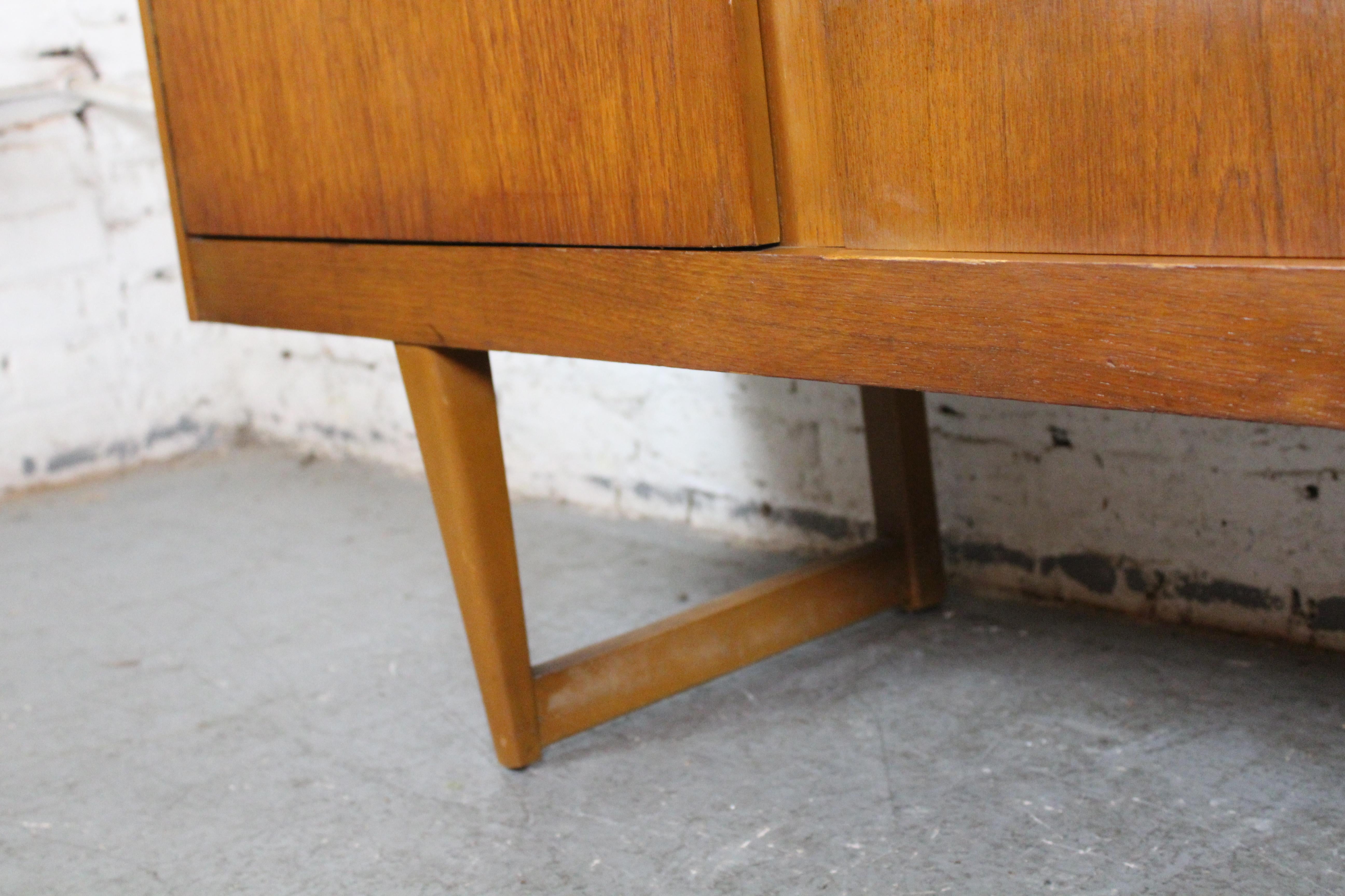 Aparador inglés de teca de mediados de siglo por Stonehill Furniture siglo XX en venta