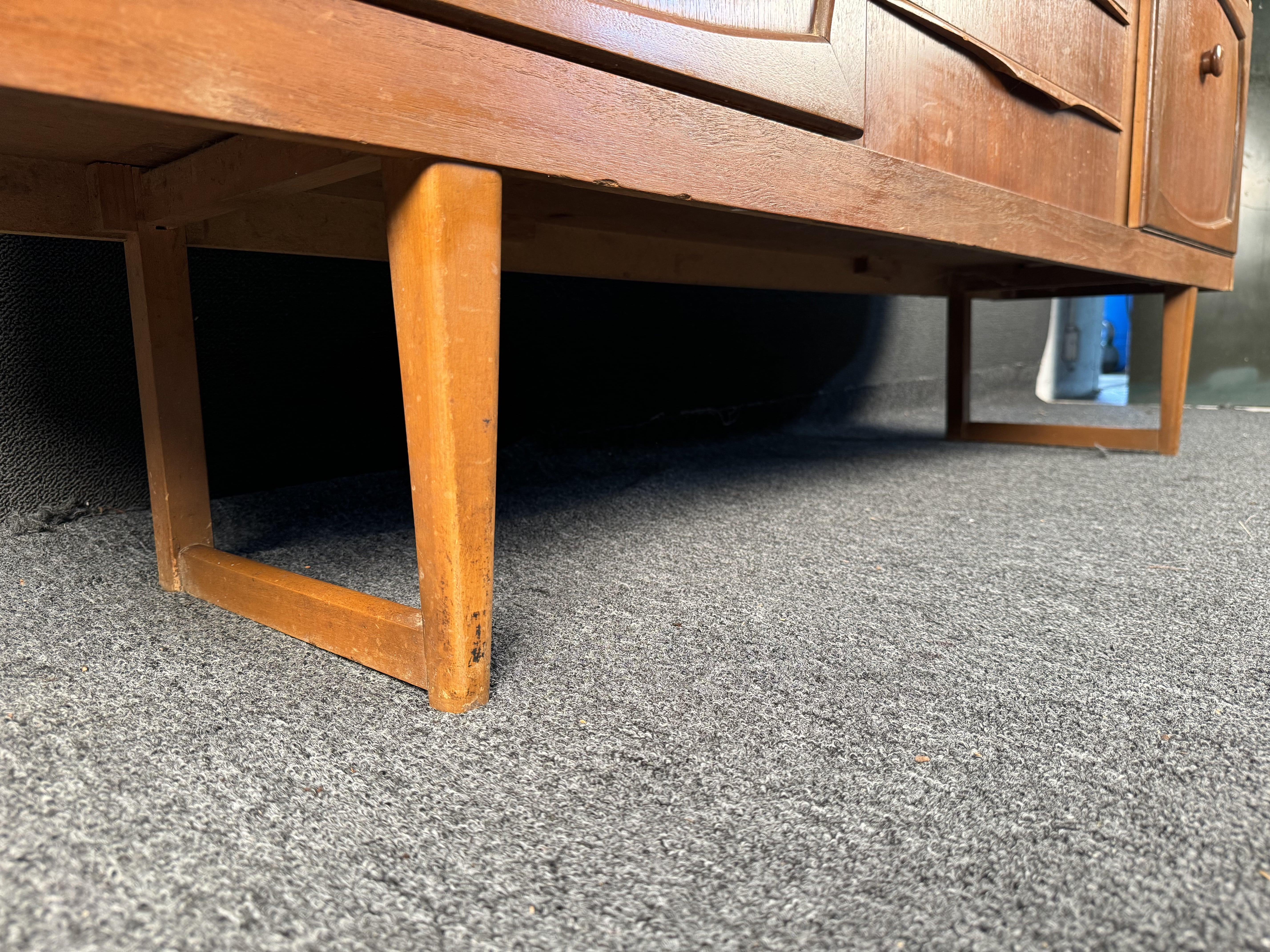 Credenza in teak inglese di metà secolo di Stonehill Furniture in vendita 1