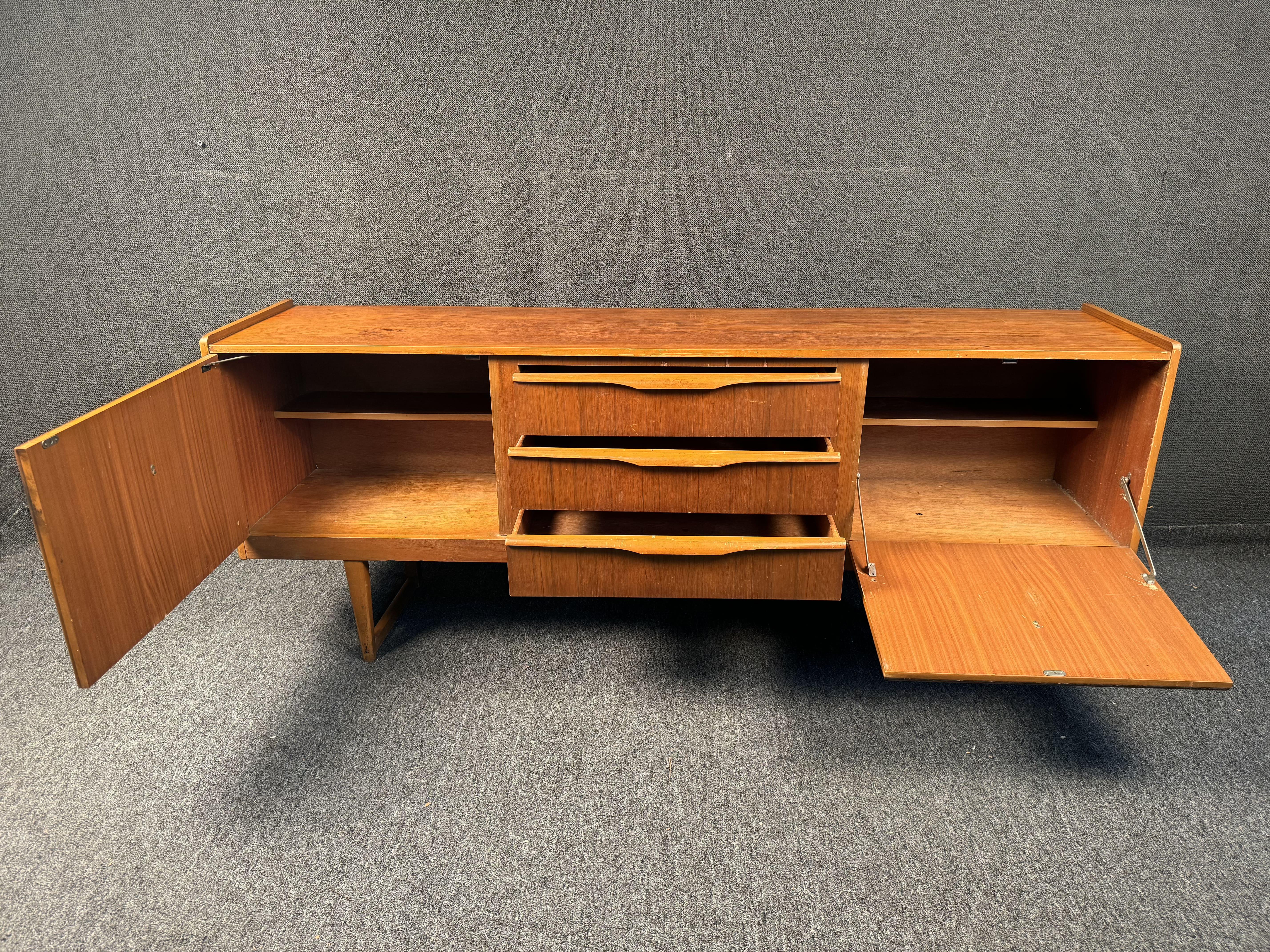 Credenza in teak inglese di metà secolo di Stonehill Furniture in vendita 2