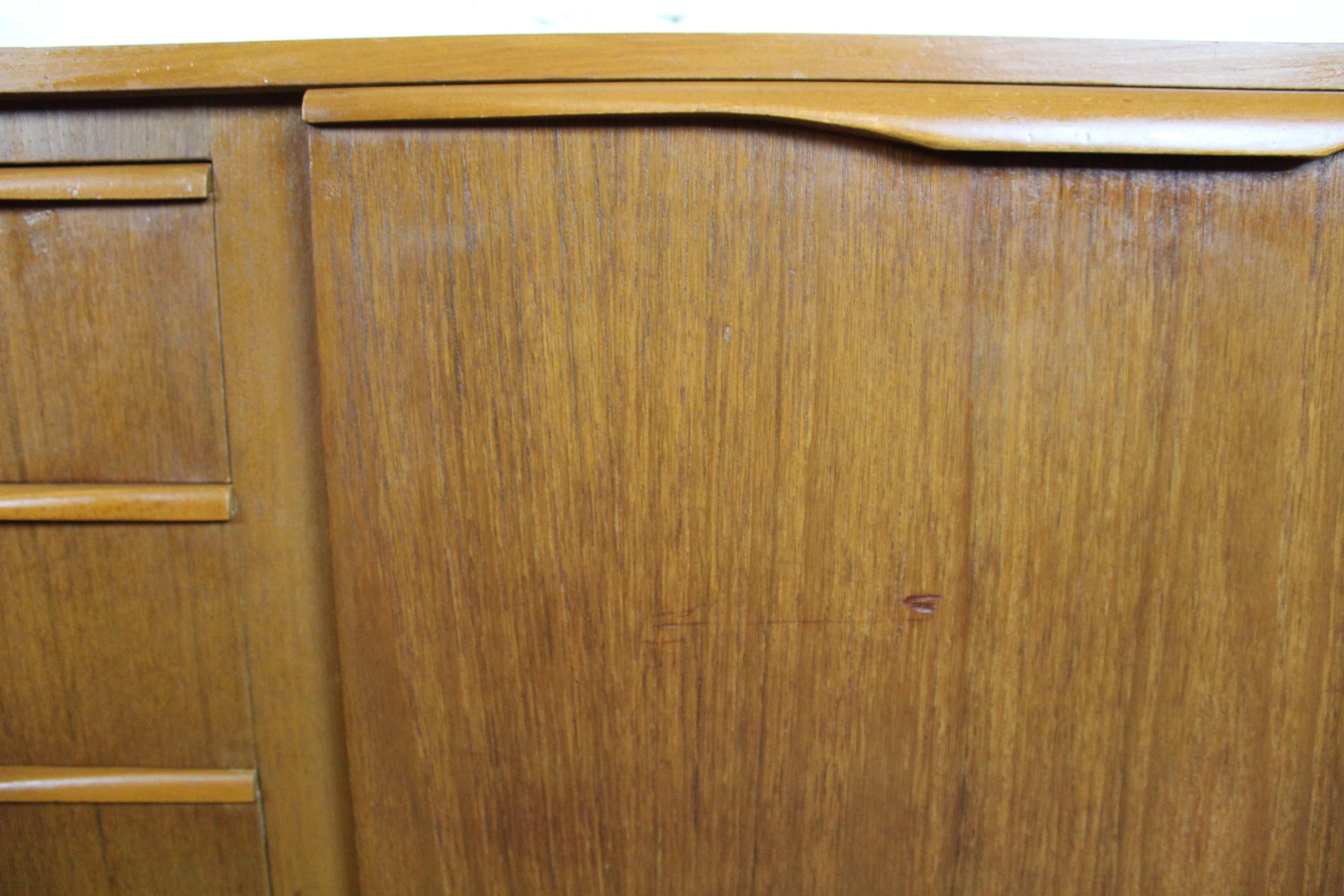 Aparador inglés de teca de mediados de siglo por Stonehill Furniture en venta 1